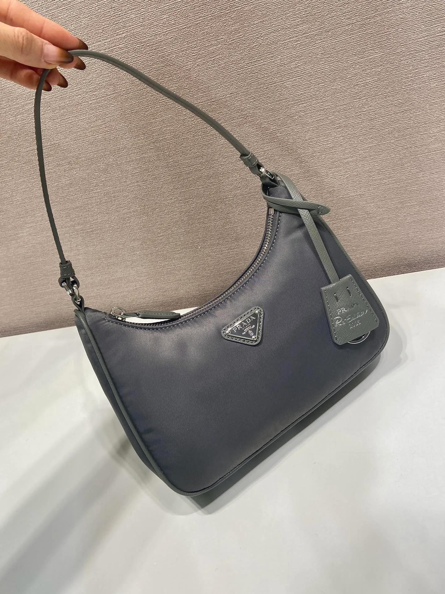 💰760🎉Upgraded version of Hobo🎉1N204M mercury gray🎉🎉 This Re-Edition 2005 handbag combines versatile design and classic details. Made from recycled nylon with elegant gold-plated hardware. The inner bag has a zipper closure and a leather handle. It can be carried by hand or carried on the shoulder. It is super easy to use and will never go out of style. 🎉🎉 Length 22x Height 18x ​​Bottom 6.5cm🎉🎉🎉👏👏👏
