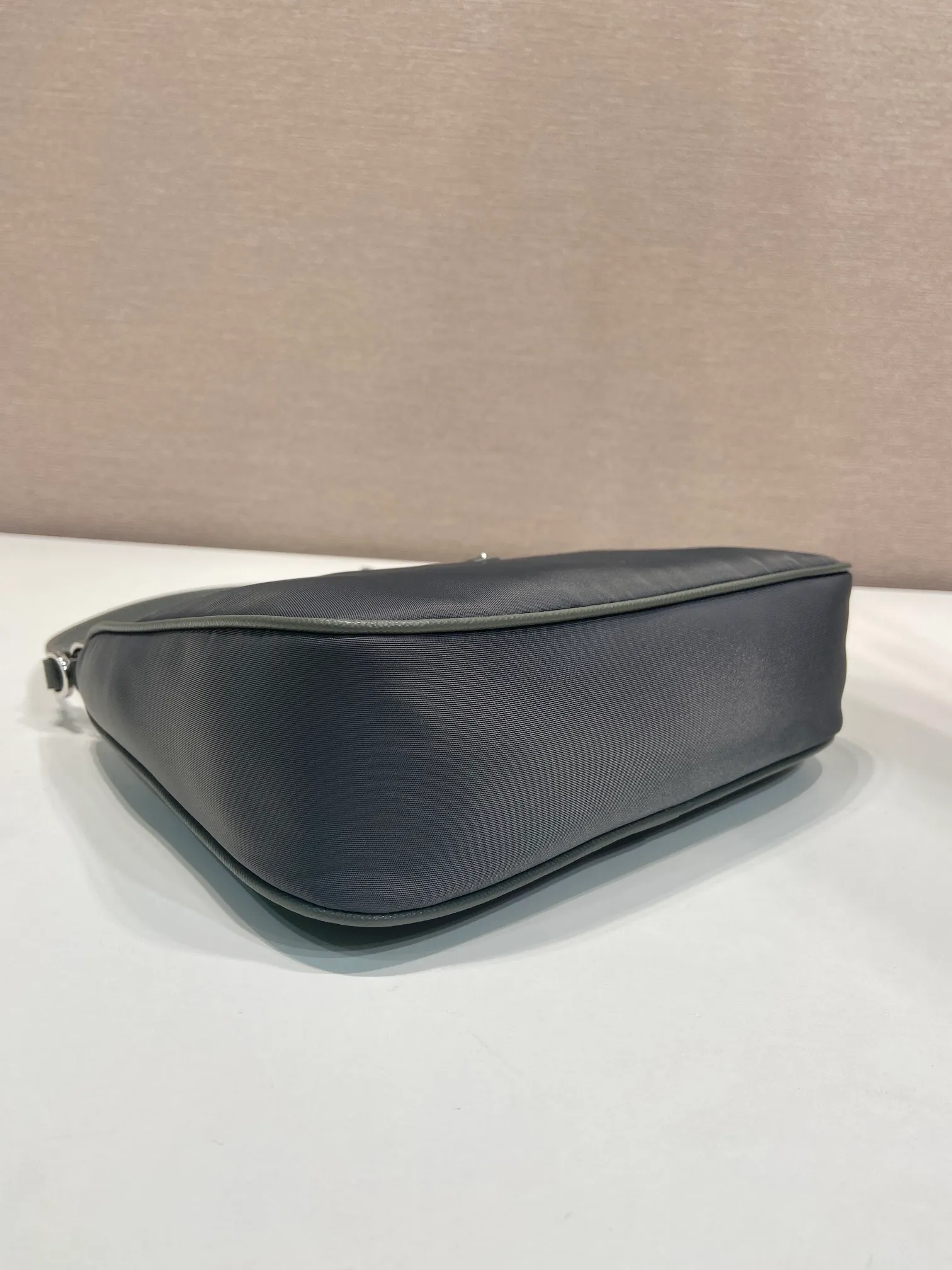 💰760🎉Upgraded version of Hobo🎉1N204M mercury gray🎉🎉 This Re-Edition 2005 handbag combines versatile design and classic details. Made from recycled nylon with elegant gold-plated hardware. The inner bag has a zipper closure and a leather handle. It can be carried by hand or carried on the shoulder. It is super easy to use and will never go out of style. 🎉🎉 Length 22x Height 18x ​​Bottom 6.5cm🎉🎉🎉👏👏👏