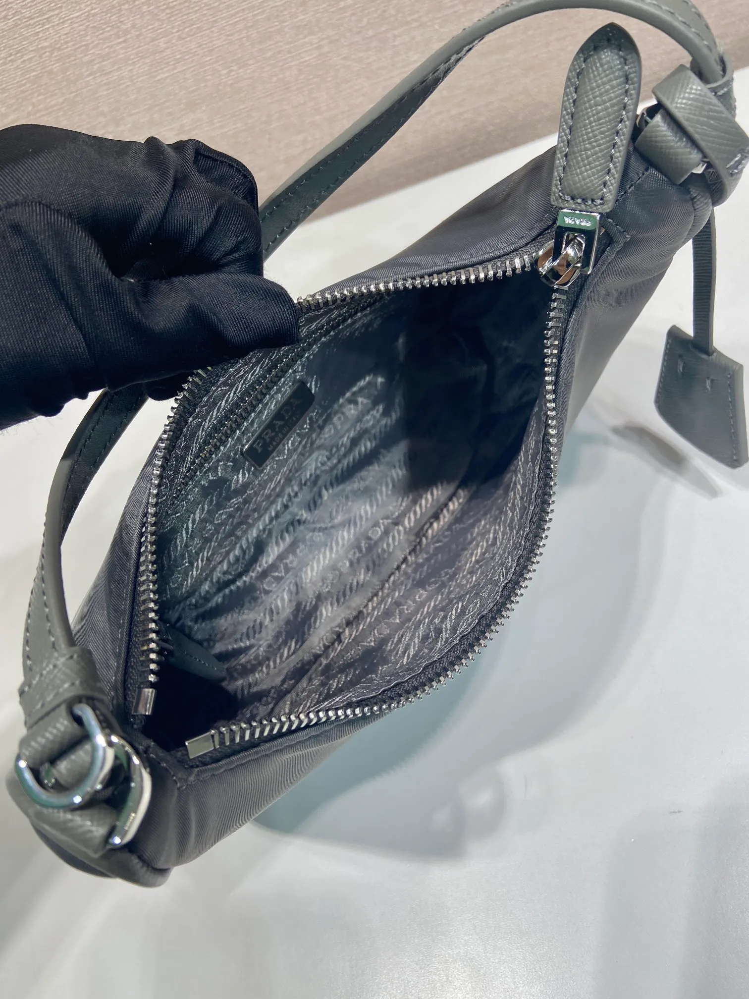 💰760🎉Upgraded version of Hobo🎉1N204M mercury gray🎉🎉 This Re-Edition 2005 handbag combines versatile design and classic details. Made from recycled nylon with elegant gold-plated hardware. The inner bag has a zipper closure and a leather handle. It can be carried by hand or carried on the shoulder. It is super easy to use and will never go out of style. 🎉🎉 Length 22x Height 18x ​​Bottom 6.5cm🎉🎉🎉👏👏👏