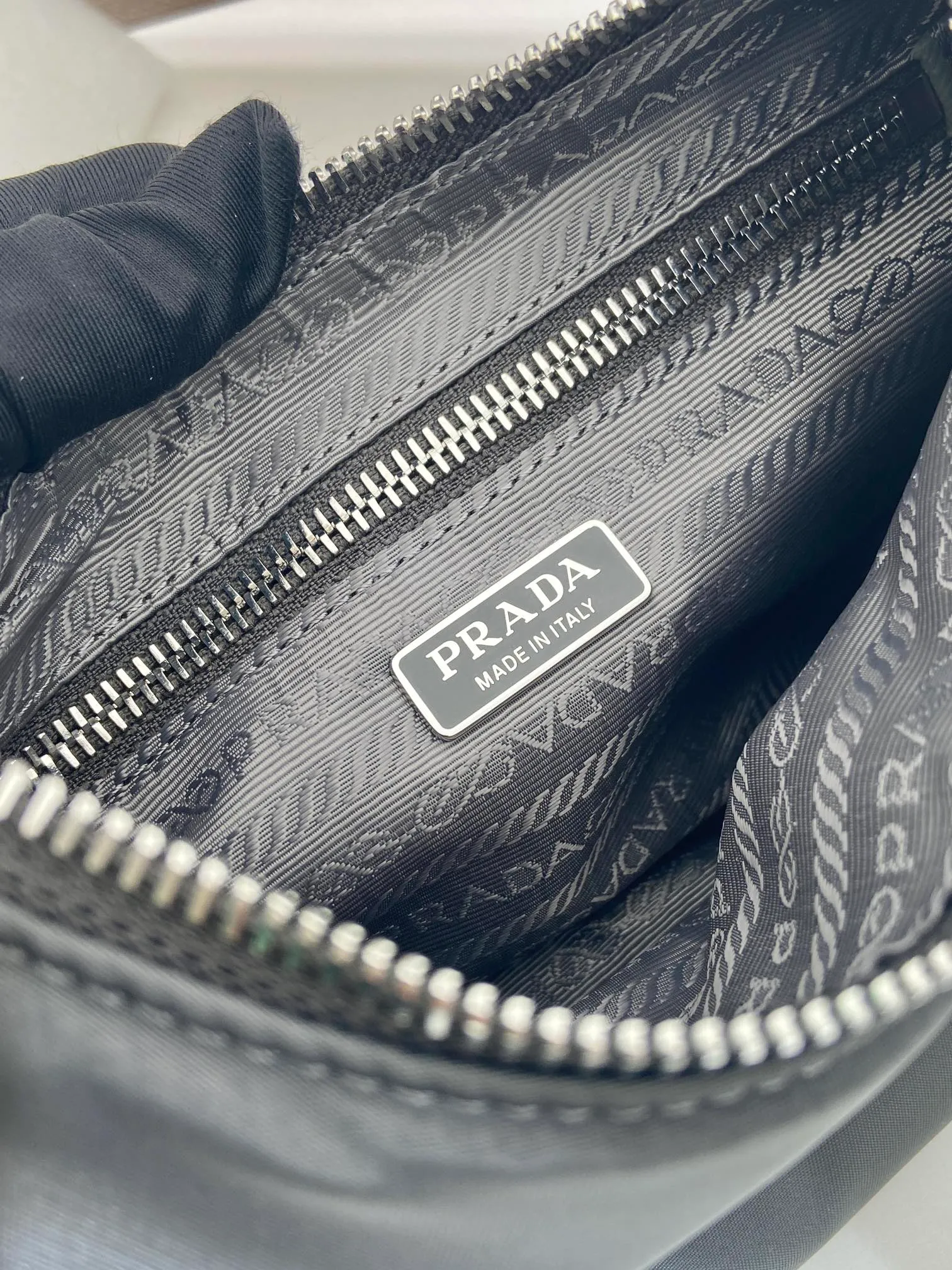 💰760🎉Upgraded version of Hobo🎉1N204M mercury gray🎉🎉 This Re-Edition 2005 handbag combines versatile design and classic details. Made from recycled nylon with elegant gold-plated hardware. The inner bag has a zipper closure and a leather handle. It can be carried by hand or carried on the shoulder. It is super easy to use and will never go out of style. 🎉🎉 Length 22x Height 18x ​​Bottom 6.5cm🎉🎉🎉👏👏👏