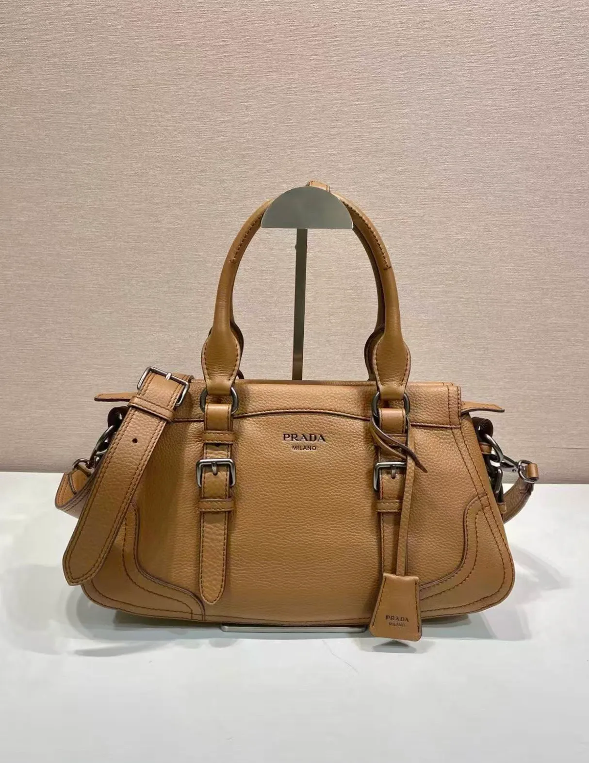 🎉New🎉1BG604🎉🎉 This simple, versatile style is made from richly textured irregular-grain leather and comes with a detachable shoulder strap, allowing the accessory to be worn in different ways. Leather handles, detachable key ring, embossed logo on the front, zipper closure, logo-printed nylon lining, two pockets, one of which is zippered, large capacity and can be carried by hand/crossbody/shoulder. Hurry up and get it, it’s another popular style that will never go out of style🎉🎉 Length 35x Height 22x Bottom 11cm🎉🎉🎉💰💰💰