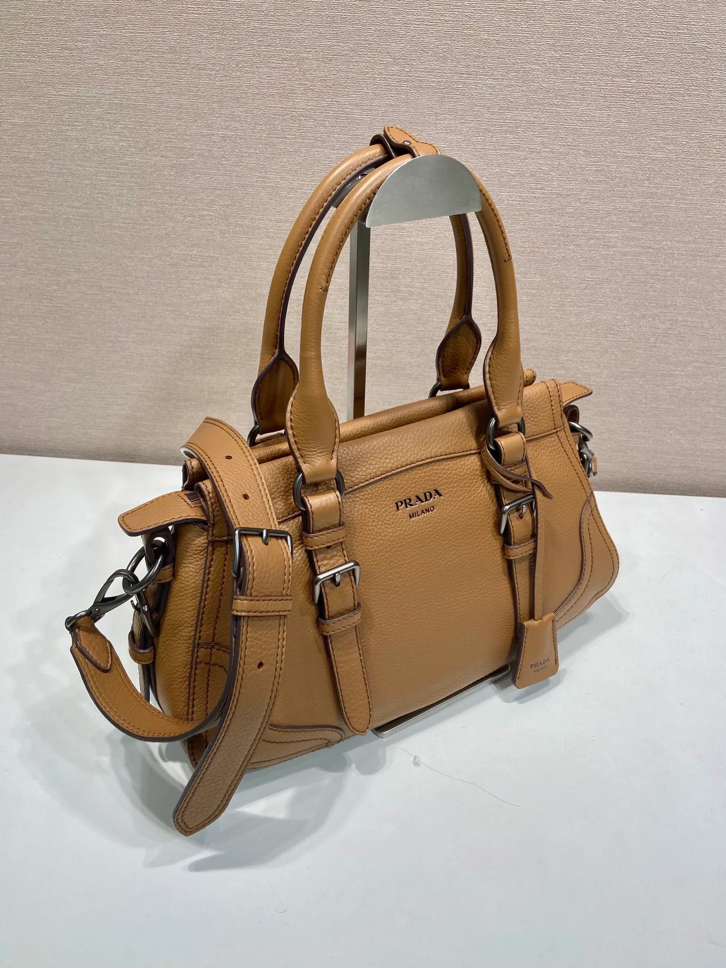 🎉New🎉1BG604🎉🎉 This simple, versatile style is made from richly textured irregular-grain leather and comes with a detachable shoulder strap, allowing the accessory to be worn in different ways. Leather handles, detachable key ring, embossed logo on the front, zipper closure, logo-printed nylon lining, two pockets, one of which is zippered, large capacity and can be carried by hand/crossbody/shoulder. Hurry up and get it, it’s another popular style that will never go out of style🎉🎉 Length 35x Height 22x Bottom 11cm🎉🎉🎉💰💰💰