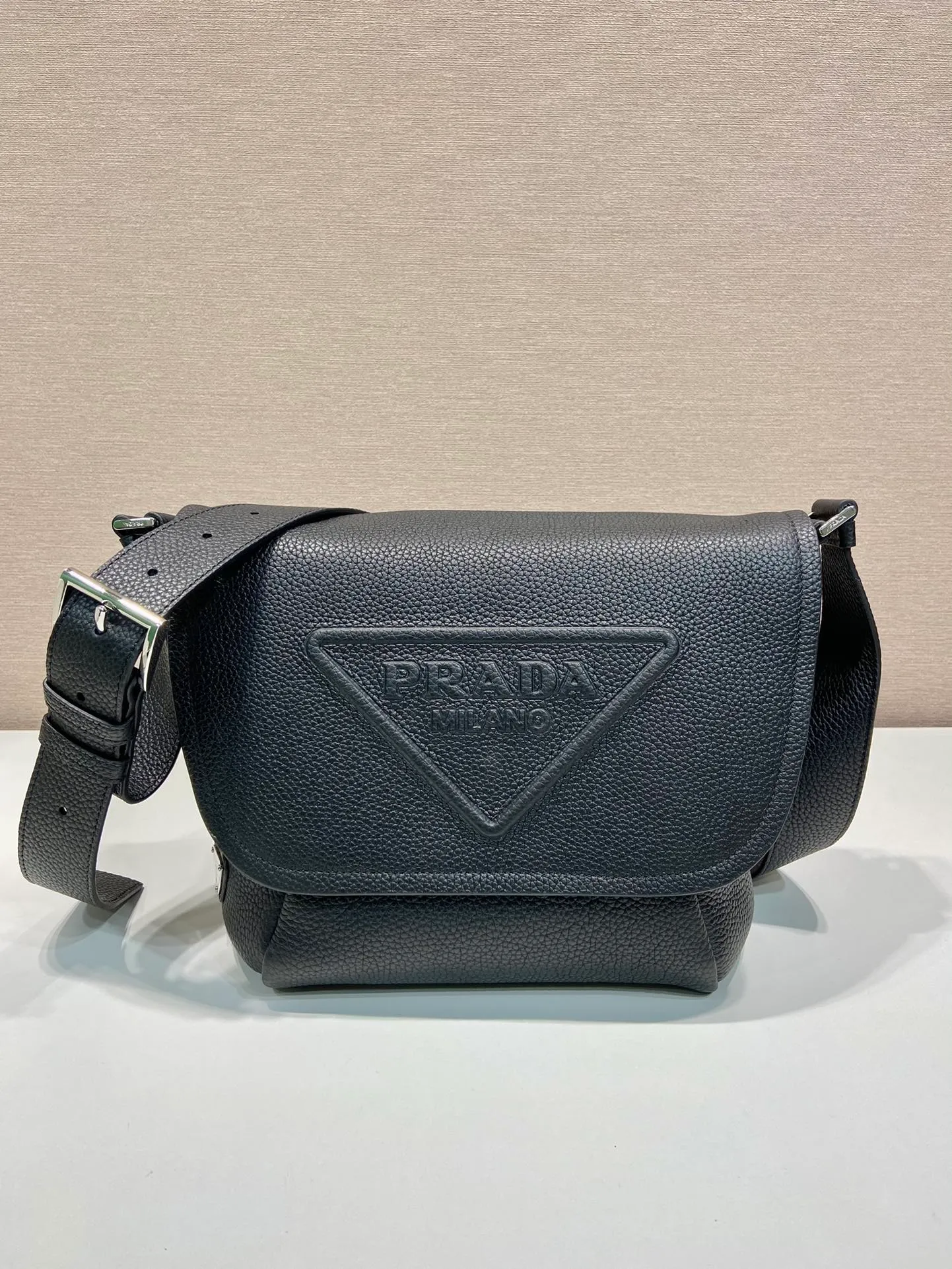 💰1840🎉New messenger bag🎉2VD056🎉🎉 This soft flip shoulder bag interprets the versatile simple design. The main body is wrapped in a triangle with the engraved logo, subtly decorating the body of the bag. Adjustable leather long shoulder strap, three exterior zipped pockets, interior zipped pocket. The functionality must be strong, and the upper body effect is cool and casual🎉🎉 Length 22x height 22x bottom 12cm🎉🎉🎉🍊🍊🍊