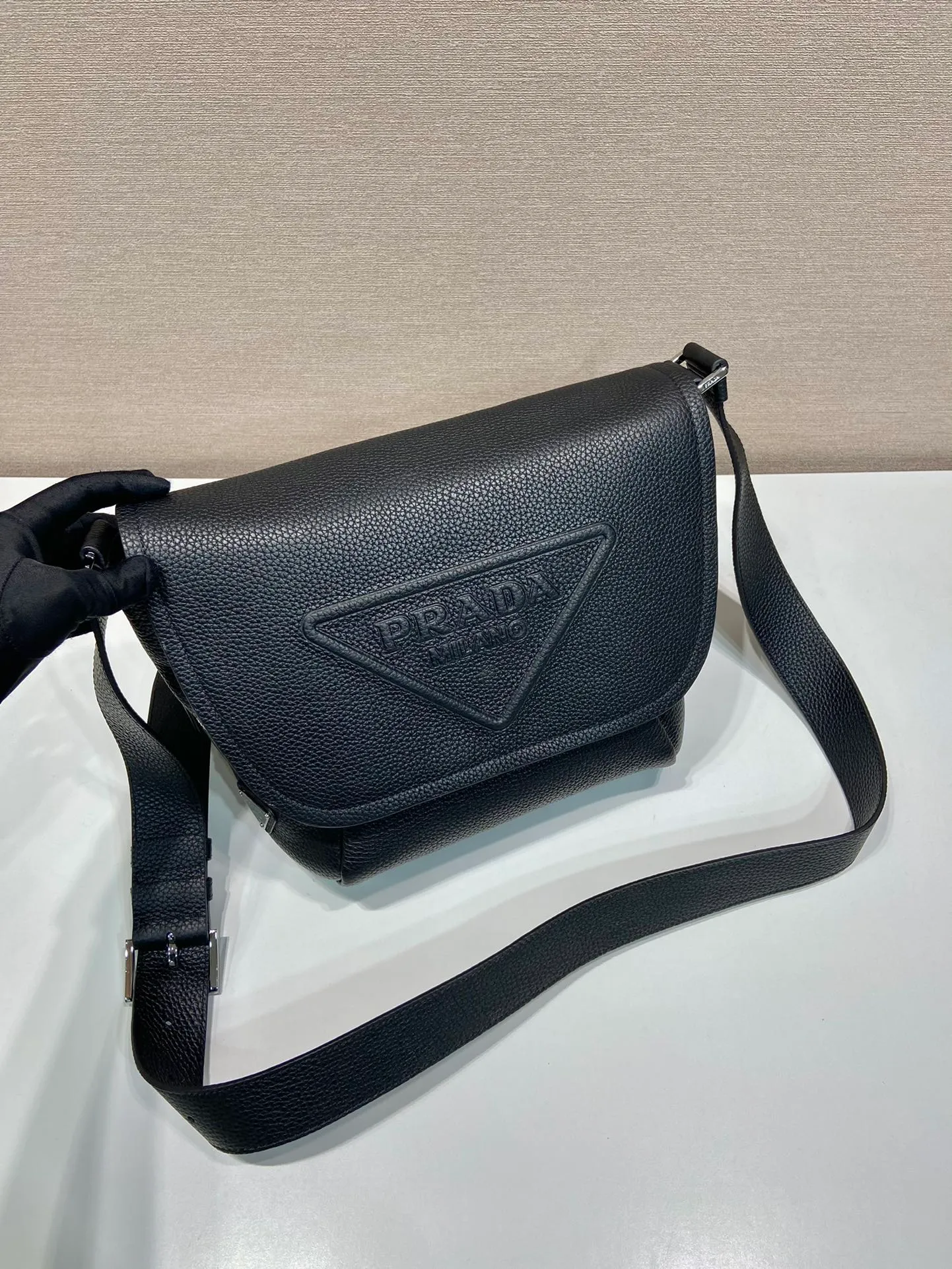 💰1840🎉New messenger bag🎉2VD056🎉🎉 This soft flip shoulder bag interprets the versatile simple design. The main body is wrapped in a triangle with the engraved logo, subtly decorating the body of the bag. Adjustable leather long shoulder strap, three exterior zipped pockets, interior zipped pocket. The functionality must be strong, and the upper body effect is cool and casual🎉🎉 Length 22x height 22x bottom 12cm🎉🎉🎉🍊🍊🍊