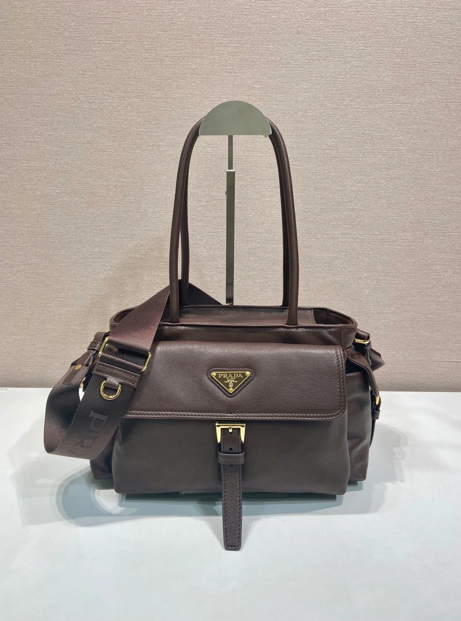 💰1760🎉New handbag🎉1BG596 vegetable soft sheepskin🎉🎉 This handbag is made of imported sheepskin fabric and top-grade hardware. Designed in portable sheepskin fabric, it is equipped with a detachable long shoulder strap, which can be carried on the shoulder/handheld/crossbody/. It is equipped with multiple pockets. It is very functional and has a large capacity. It is perfect. It is also a popular style that will never go out of style. Get it now🎉🎉 Length 31x Height 17x Bottom 11cm🎉🎉🎉💰💰💰