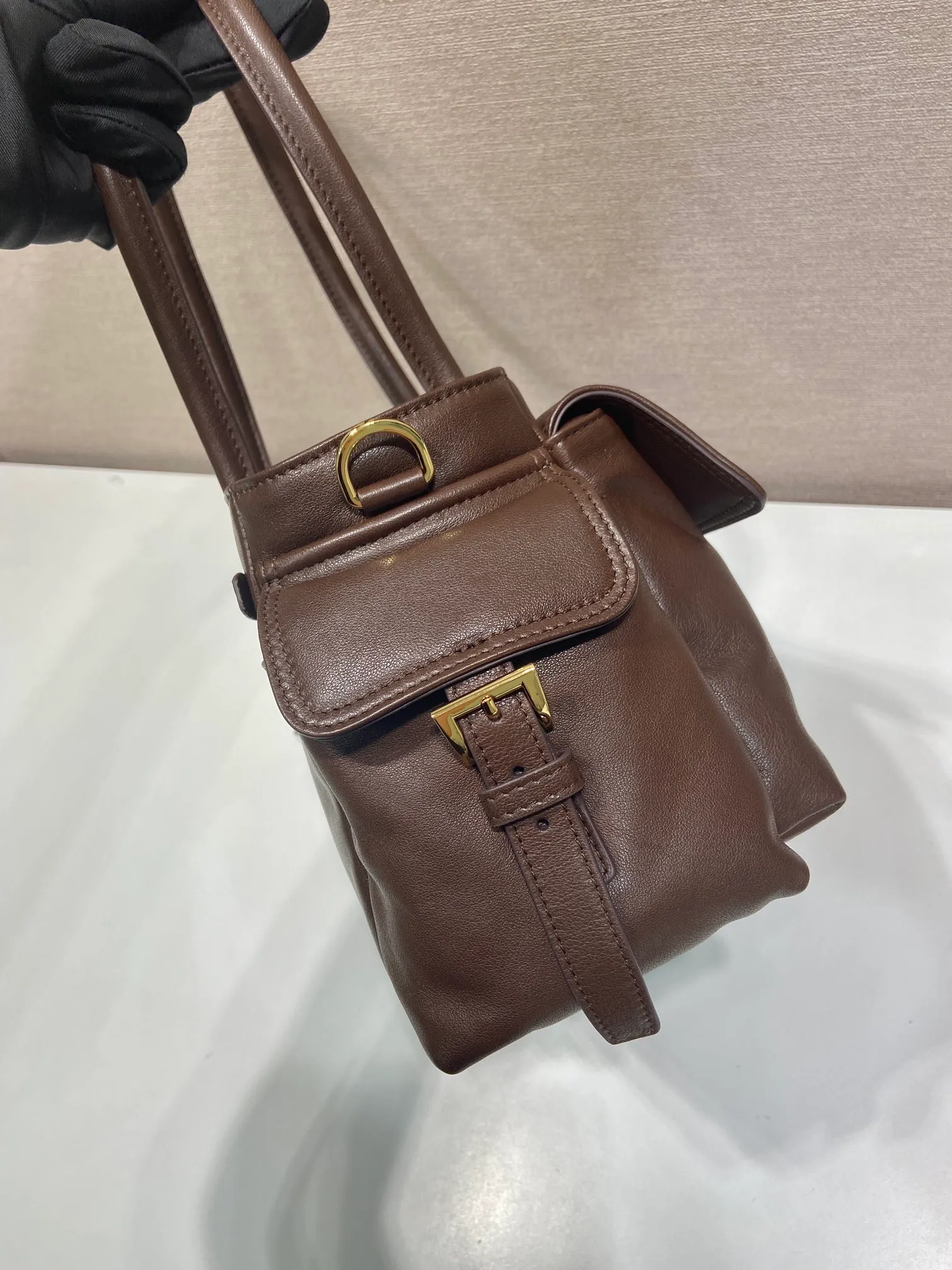 💰1760🎉New handbag🎉1BG596 vegetable soft sheepskin🎉🎉 This handbag is made of imported sheepskin fabric and top-grade hardware. Designed in portable sheepskin fabric, it is equipped with a detachable long shoulder strap, which can be carried on the shoulder/handheld/crossbody/. It is equipped with multiple pockets. It is very functional and has a large capacity. It is perfect. It is also a popular style that will never go out of style. Get it now🎉🎉 Length 31x Height 17x Bottom 11cm🎉🎉🎉💰💰💰