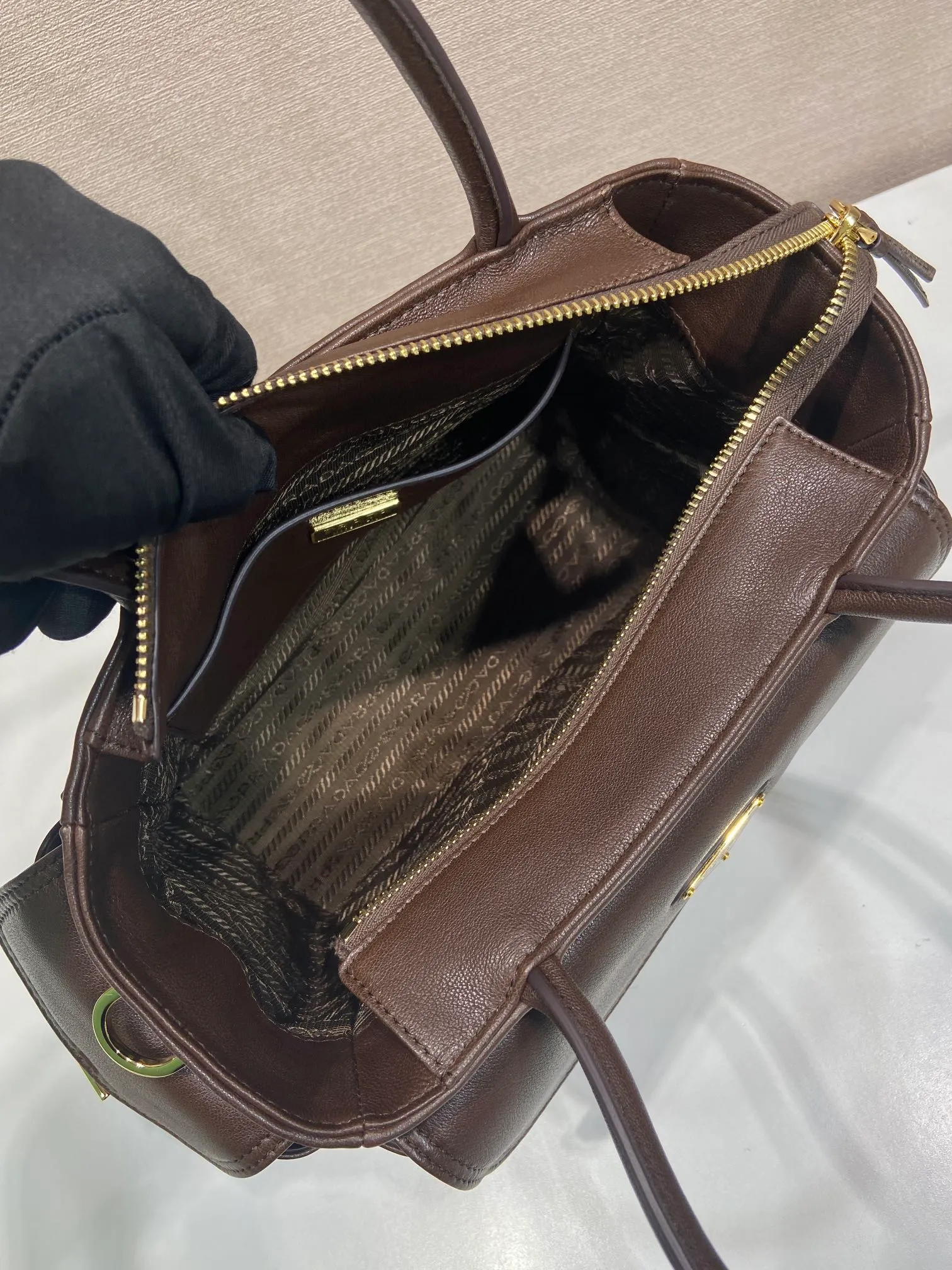 💰1760🎉New handbag🎉1BG596 vegetable soft sheepskin🎉🎉 This handbag is made of imported sheepskin fabric and top-grade hardware. Designed in portable sheepskin fabric, it is equipped with a detachable long shoulder strap, which can be carried on the shoulder/handheld/crossbody/. It is equipped with multiple pockets. It is very functional and has a large capacity. It is perfect. It is also a popular style that will never go out of style. Get it now🎉🎉 Length 31x Height 17x Bottom 11cm🎉🎉🎉💰💰💰