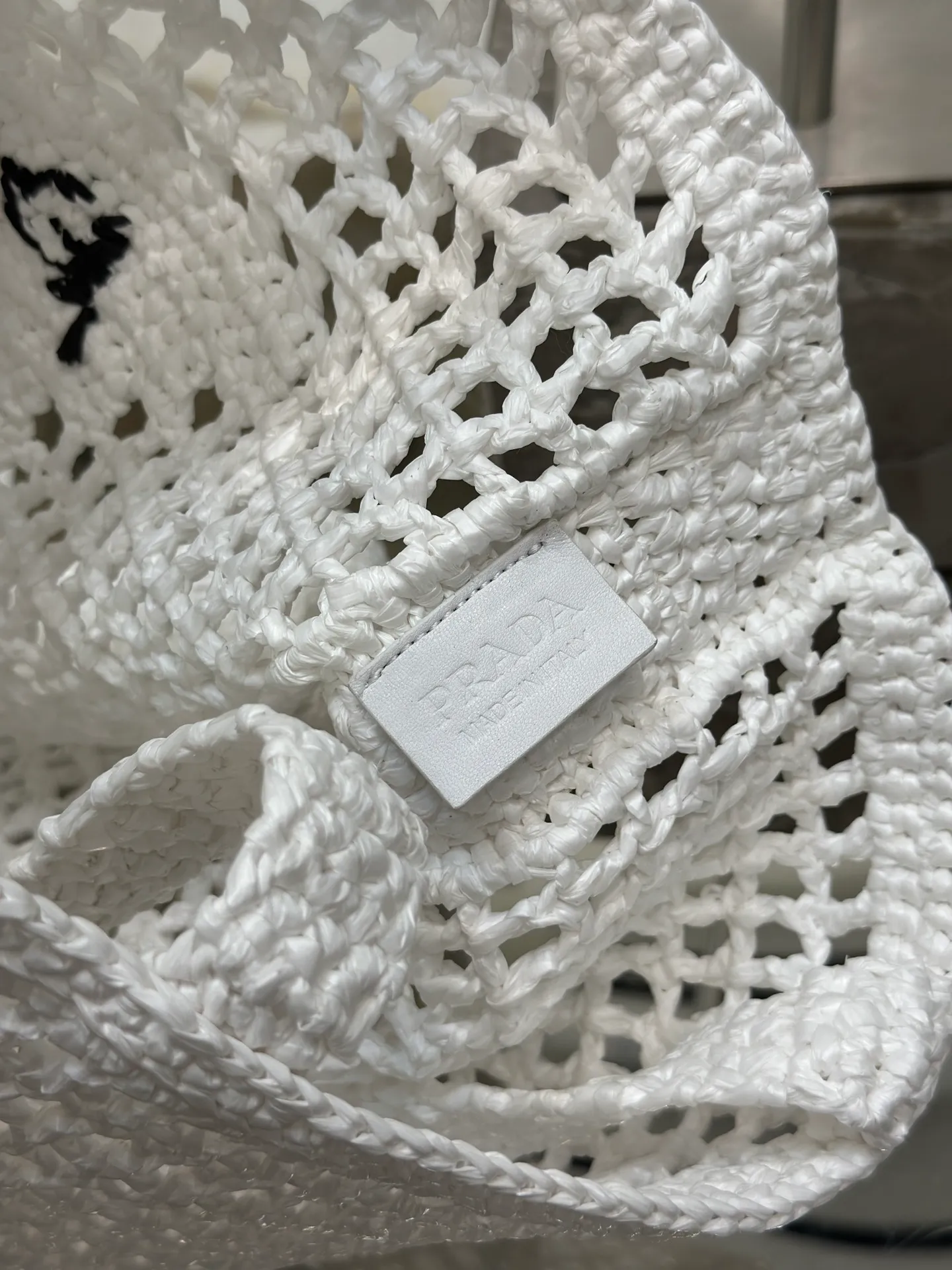💰1160🌟Raffia woven tote bag This soft deconstructed tote bag is made of raffia fiber material. The light and natural material expresses the summer mood. The iconic house triangle logo is reinterpreted and decorates the front of the bag, with an embroidered lettering logo in the center to evoke the brand's style. Dimensions: length 36x height 38x bottom 3cm Style number: 1BG393