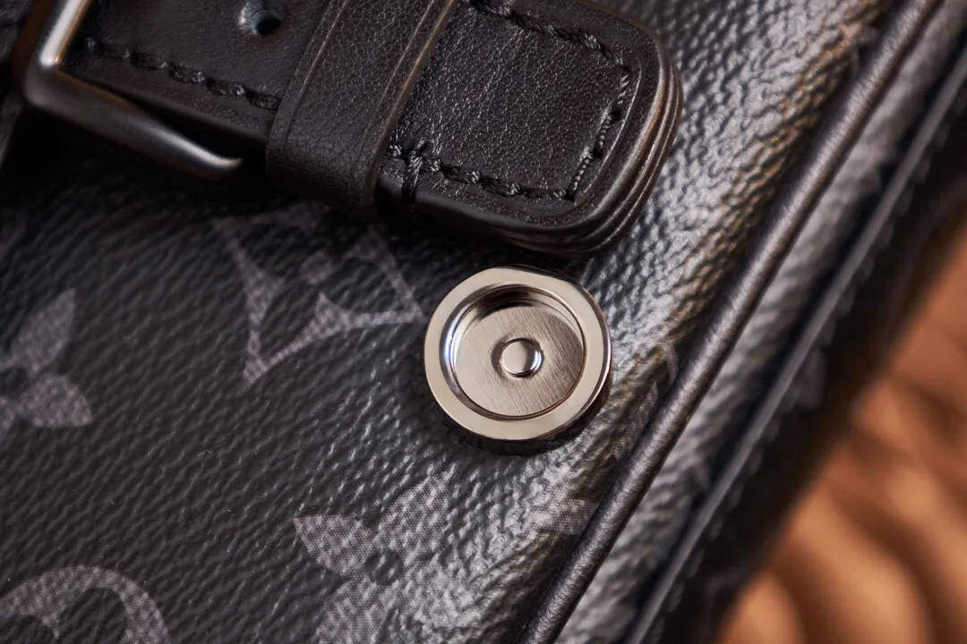 P¥700👉nfc dynamic chip version👈【Top inspection-free all-steel hardware】This Montsouris mini handbag draws inspiration from the 1994 Montsouris handbag. It is made of Monogram Eclipse canvas to present a slender configuration, and the iconic buckle on the front is equipped with a magnetic buckle. It has multiple interior pockets and compartments, and a detachable and adjustable shoulder strap for easy shoulder or cross-body wear. Monogram Eclipse coated canvas, cow leather trim, fabric lining, metal hardware, compartment, interior patch pocket, magnetic flap closure, shoulder strap: removable and adjustable! ! Model: M83567; Size: 22x12x6CM