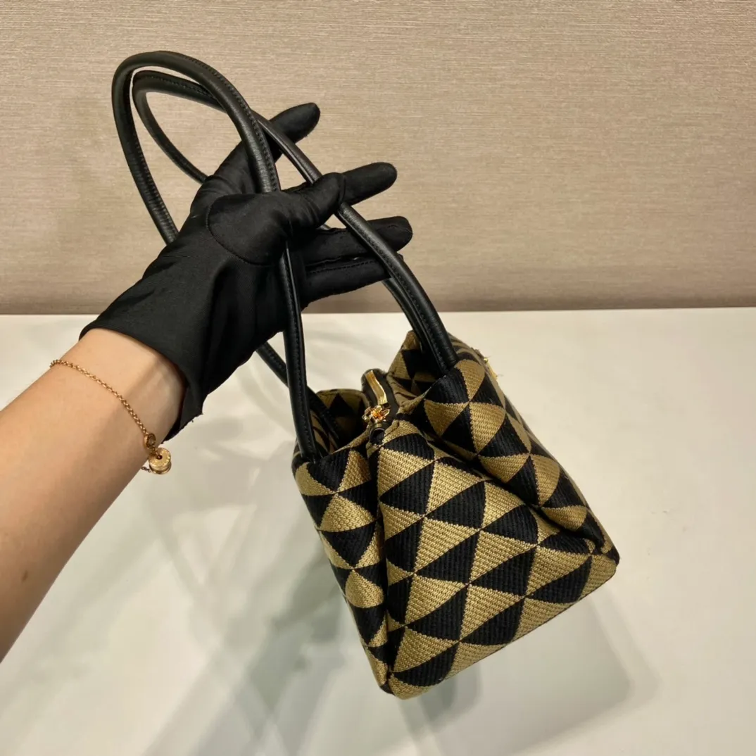 💰1500🎉New style of embroidered fabric🎉1BA368 catwalk style🎉🎉The silhouette of this embroidered fabric handbag. Slim leather handles complement the elegant silhouette. The triangles of embroidered fabric are transformed into a gorgeous and modern multi-faceted jacquard pattern, and are lined with imported sheepskin. There are many layers, simple and elegant. The upper body effect is very matching/aura. This is another popular model recognized by internet celebrities/celebrities, so babies, hurry up and get it. Length 25x Height 13.5x Bottom 13cm🎉����🎉👏👏👏