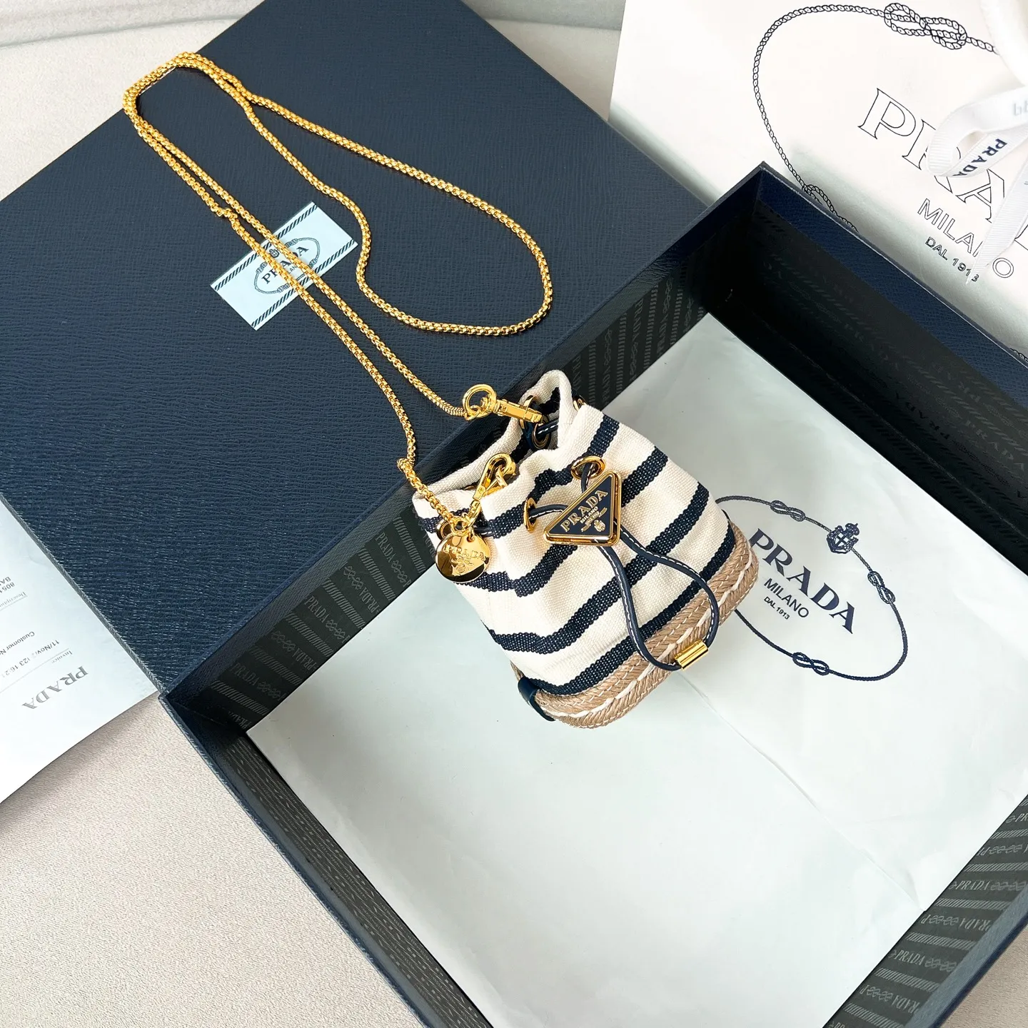 💰780✨New product debut✨New Mariner small lucky bag 1NR016 is made of canvas material with woven bottom and is equipped with a gold metal logo and a circular logo. The overall bag body is very cute and lightweight. The style is elegant and outstanding. It shows the charm of summer. A handbag that perfectly combines classic heritage and the trend of the times. A must-have for fairies. Size 9.5*9*6cm