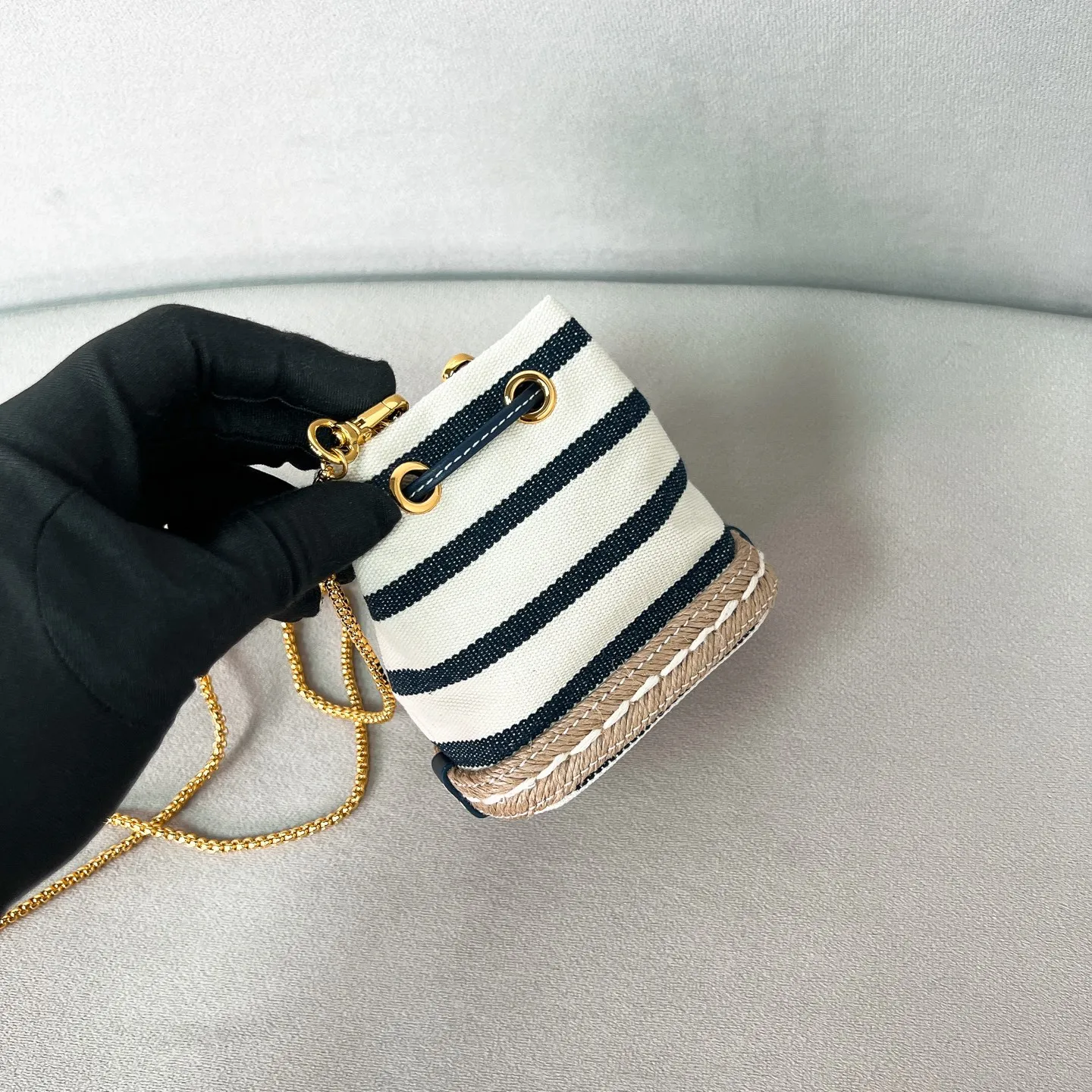 💰780✨New product debut✨New Mariner small lucky bag 1NR016 is made of canvas material with woven bottom and is equipped with a gold metal logo and a circular logo. The overall bag body is very cute and lightweight. The style is elegant and outstanding. It shows the charm of summer. A handbag that perfectly combines classic heritage and the trend of the times. A must-have for fairies. Size 9.5*9*6cm