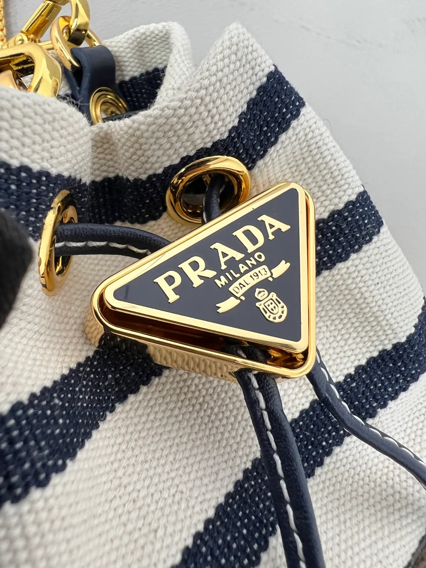 💰780✨New product debut✨New Mariner small lucky bag 1NR016 is made of canvas material with woven bottom and is equipped with a gold metal logo and a circular logo. The overall bag body is very cute and lightweight. The style is elegant and outstanding. It shows the charm of summer. A handbag that perfectly combines classic heritage and the trend of the times. A must-have for fairies. Size 9.5*9*6cm