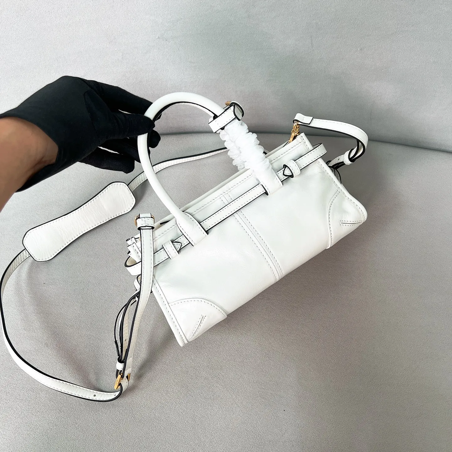 💰1560✨New first launch✨2025 waxed leather LuxSoft-Bonnie handbag mini size 1BA486 Hot-selling LuxSoft-Bonnie handbag Retro waxed leather with gold hardware Iconic triangle logo Comes with a long shoulder strap Can be carried on one shoulder or crossbody The fashionable feel is straight forward The design is casual, simple, refined and practical A retro style bag suitable for daily travel The upper body is really cool and sassy, retro➕fashionable and instant. Size 23.5*12*9​
