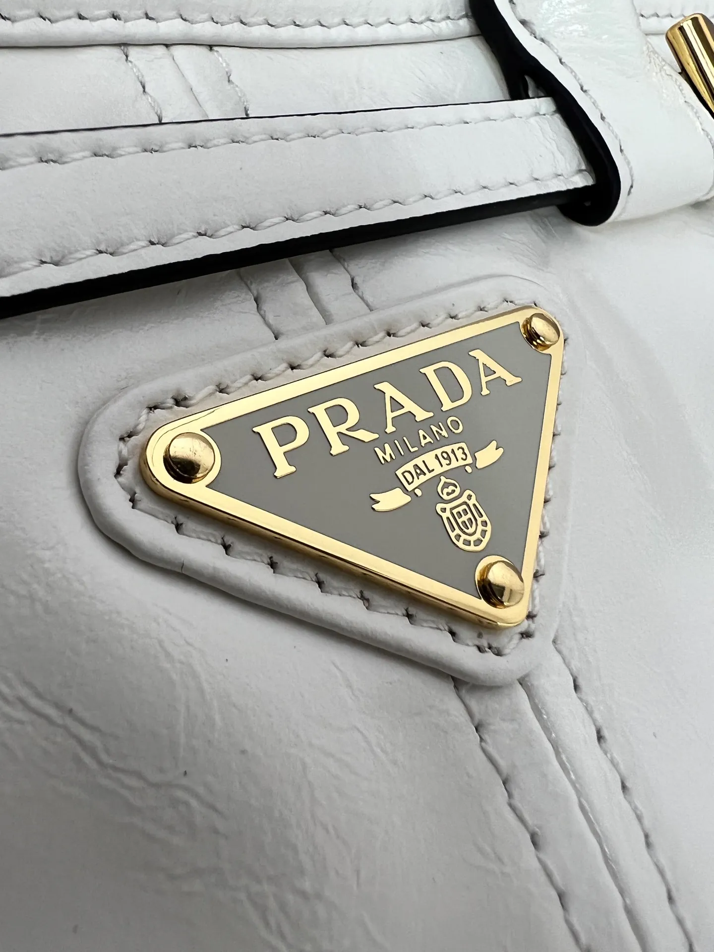 💰1560✨New first launch✨2025 waxed leather LuxSoft-Bonnie handbag mini size 1BA486 Hot-selling LuxSoft-Bonnie handbag Retro waxed leather with gold hardware Iconic triangle logo Comes with a long shoulder strap Can be carried on one shoulder or crossbody The fashionable feel is straight forward The design is casual, simple, refined and practical A retro style bag suitable for daily travel The upper body is really cool and sassy, retro➕fashionable and instant. Size 23.5*12*9​