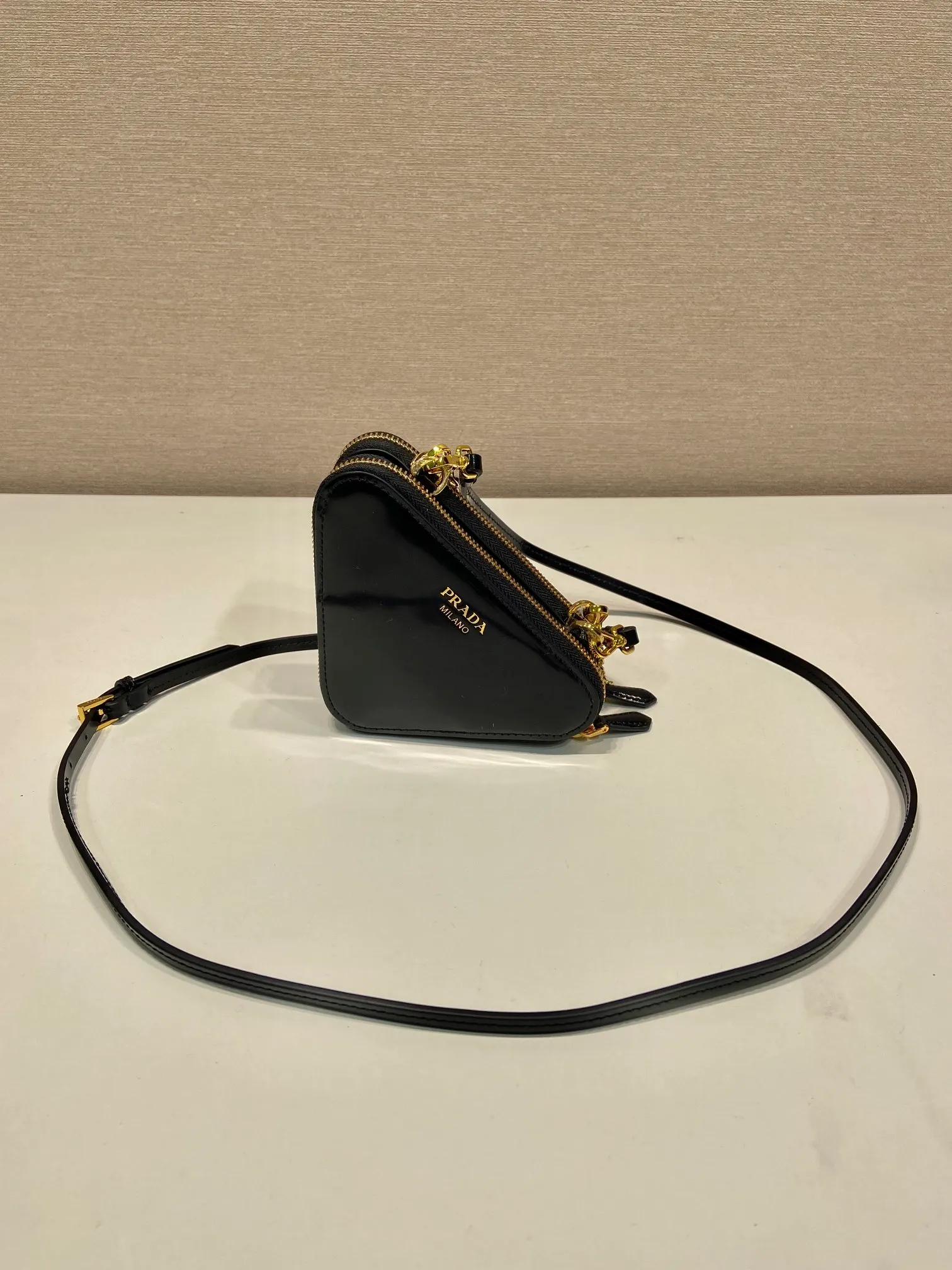 💰960🎉Twin sequin triangle bag🎉1NR015 new product😘Sequin This two-in-one twin bag has a very unique design and can be disassembled into 2 bags🎉🎉. The body of the bag is made of a combination of imported hand-embroidered sequins and satin materials. It’s perfect🎉🎉. One can be carried in hand and the other can be worn crossbody. It can also be combined😘😘Another hot new product🎉 If you like babies, hurry up and get it🎉🎉 Length 15x height 10x bottom 5cm🎉🎉🎉👏👏👏