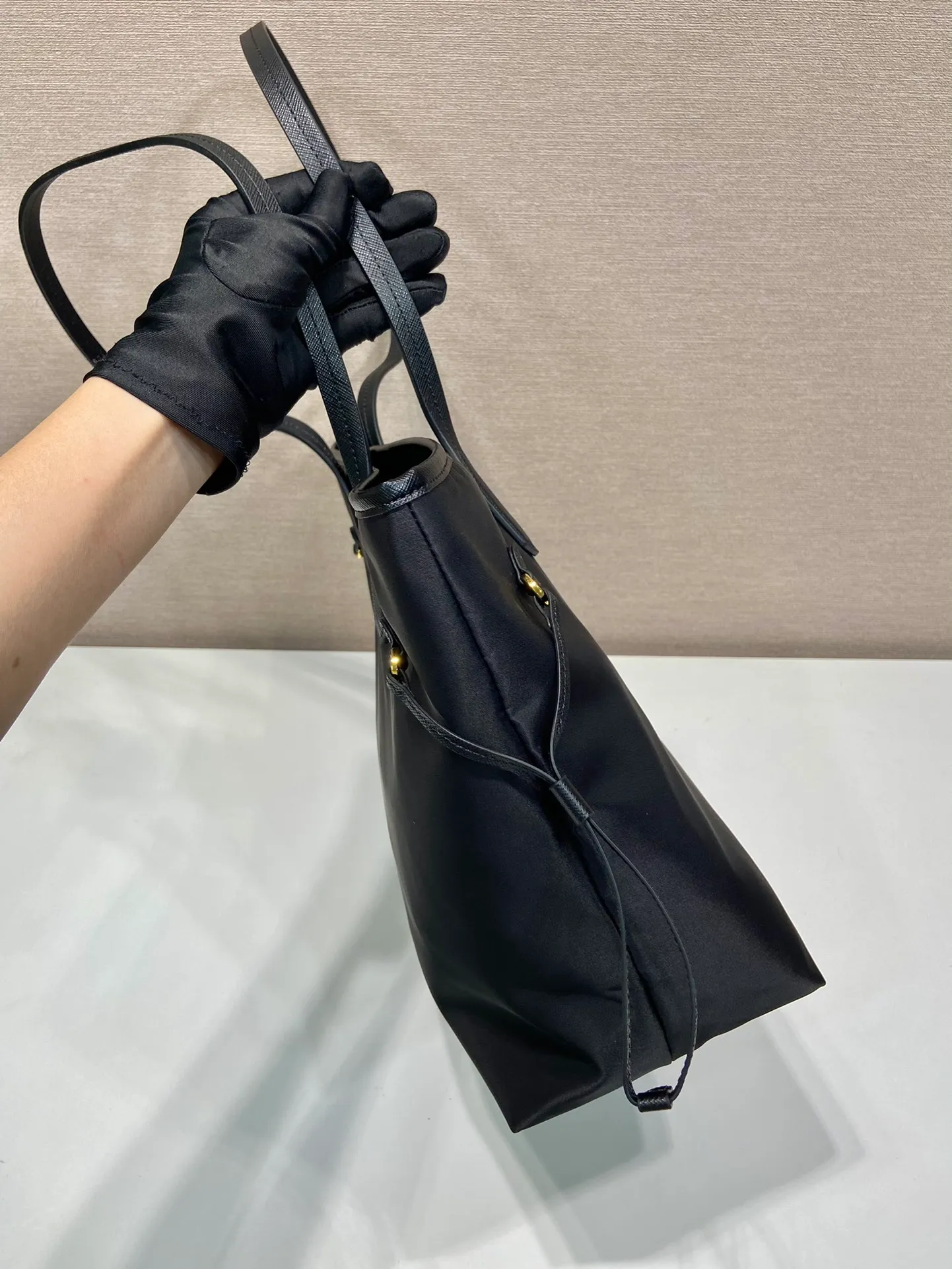 💰1100🎉Classic tote bag🎉1BG955🎉🎉 This classic tote bag is made of imported nylon fabric, with cross-grain cowhide leather design for the shoulder straps, top-grade loose watch gold hardware, large capacity, light and practical🎉, and it is another popular style that will never come back, babies, hurry up and get it🎉🎉