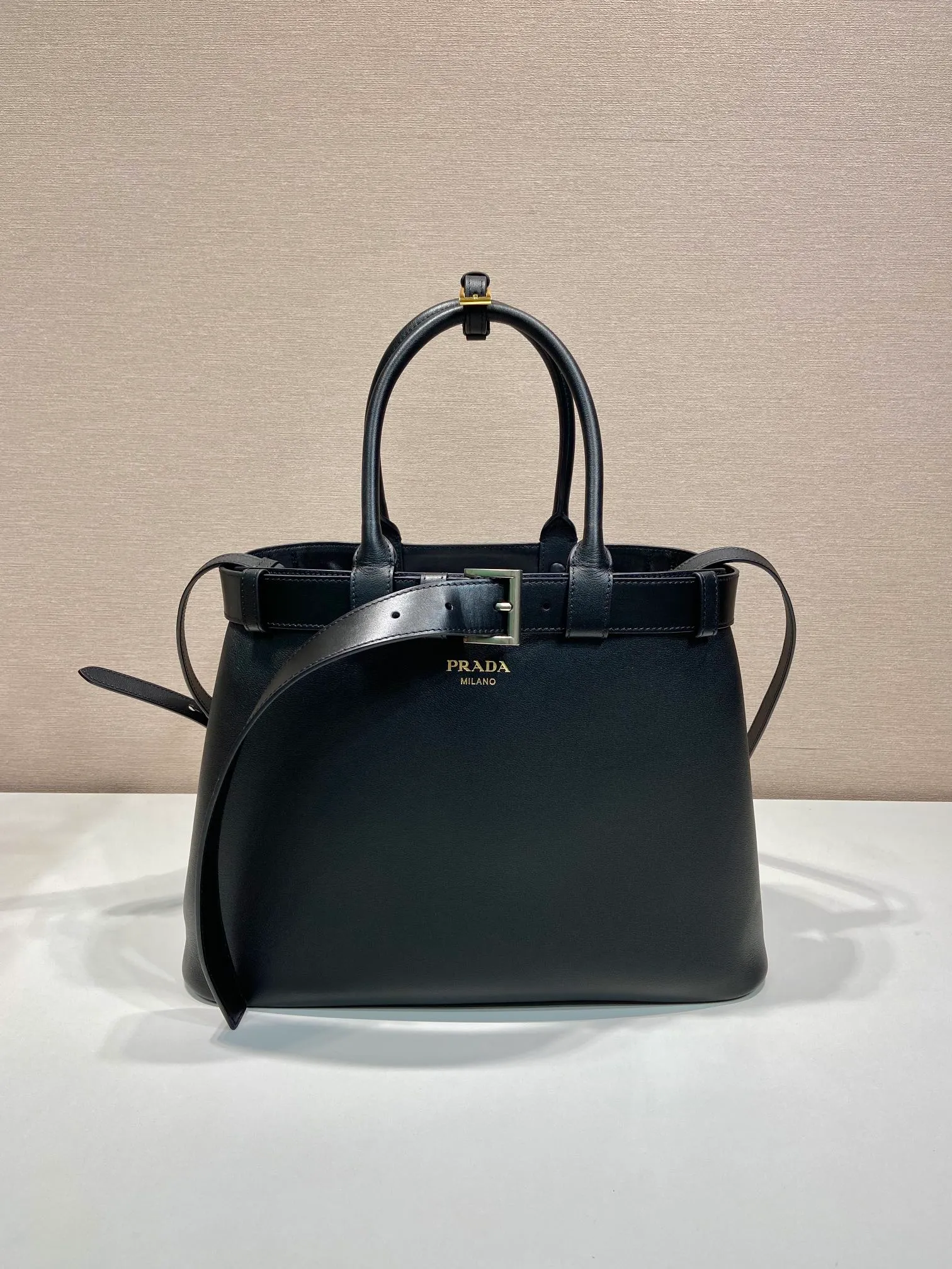 💰2100🎉New women's bag🎉1BA416 large🎉🎉 This handheld women's bag is made of imported calfskin, with imported sheepskin lining. Simple lines and exquisite elements interweave, interpreting the design aesthetic of both elegance and functionality. It not only embodies the modern and simple style, but also comes with replaceable straps and detachable and adjustable long shoulder straps, adding a unique personality embellishment to the entire look. Modern and versatile. Babies who like it, hurry up and get it🎉🎉 Length 37.5x Height 27.5x Bottom 14cm🎉🎉🎉👏👏👏