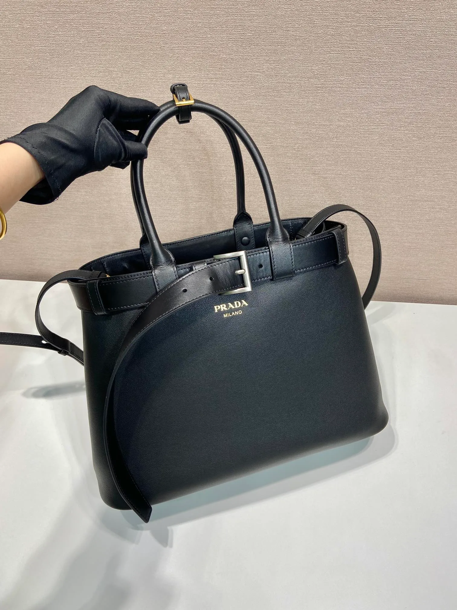 💰2100🎉New women's bag🎉1BA416 large🎉🎉 This handheld women's bag is made of imported calfskin, with imported sheepskin lining. Simple lines and exquisite elements interweave, interpreting the design aesthetic of both elegance and functionality. It not only embodies the modern and simple style, but also comes with replaceable straps and detachable and adjustable long shoulder straps, adding a unique personality embellishment to the entire look. Modern and versatile. Babies who like it, hurry up and get it🎉🎉 Length 37.5x Height 27.5x Bottom 14cm🎉🎉🎉👏👏👏