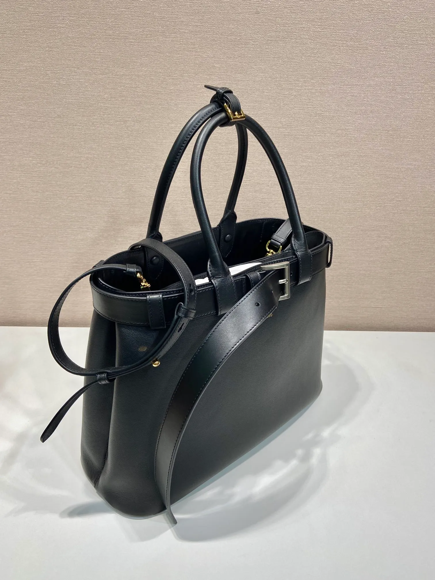 💰2100🎉New women's bag🎉1BA416 large🎉🎉 This handheld women's bag is made of imported calfskin, with imported sheepskin lining. Simple lines and exquisite elements interweave, interpreting the design aesthetic of both elegance and functionality. It not only embodies the modern and simple style, but also comes with replaceable straps and detachable and adjustable long shoulder straps, adding a unique personality embellishment to the entire look. Modern and versatile. Babies who like it, hurry up and get it🎉🎉 Length 37.5x Height 27.5x Bottom 14cm🎉🎉🎉👏👏👏