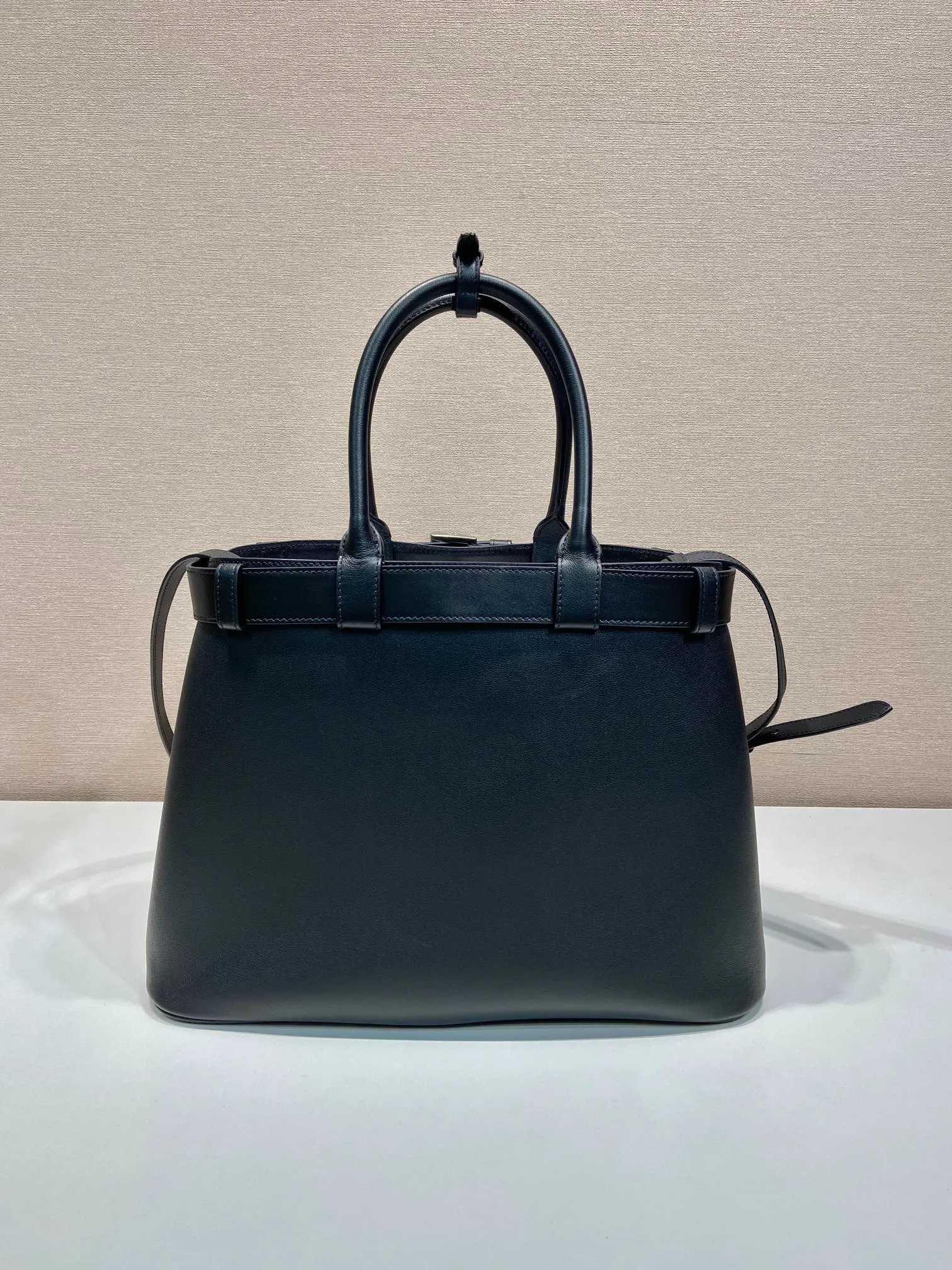💰2100🎉New women's bag🎉1BA416 large🎉🎉 This handheld women's bag is made of imported calfskin, with imported sheepskin lining. Simple lines and exquisite elements interweave, interpreting the design aesthetic of both elegance and functionality. It not only embodies the modern and simple style, but also comes with replaceable straps and detachable and adjustable long shoulder straps, adding a unique personality embellishment to the entire look. Modern and versatile. Babies who like it, hurry up and get it🎉🎉 Length 37.5x Height 27.5x Bottom 14cm🎉🎉🎉👏👏👏