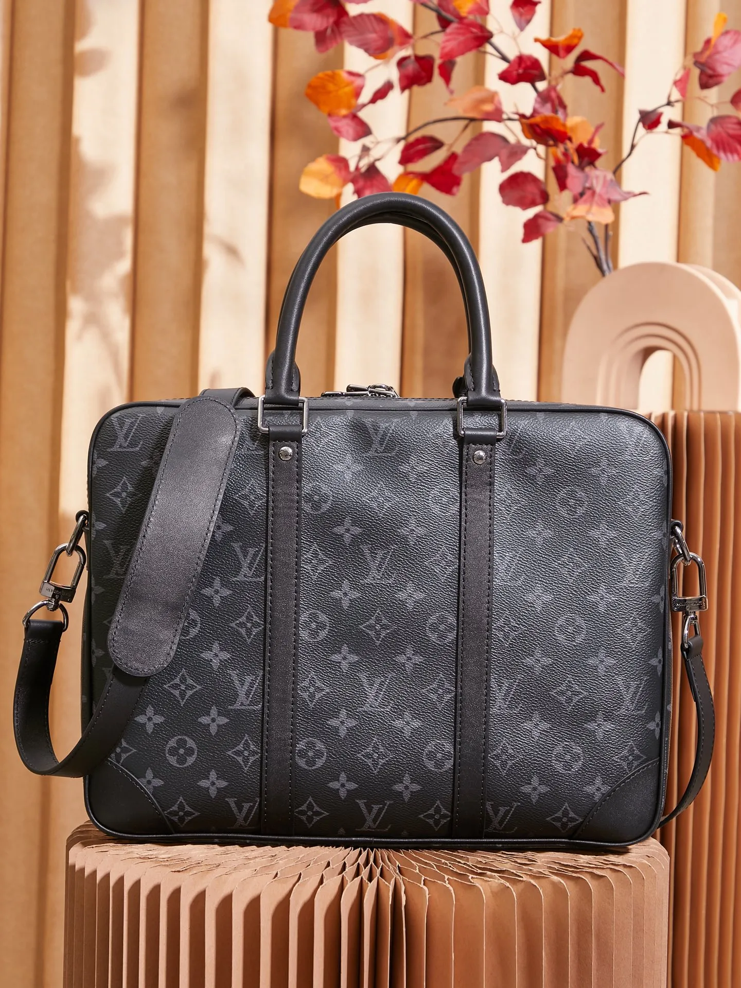 p¥840👉nfc dynamic chip version👈【Top inspection-free all-steel hardware】M46457 Black Flower Men's Bag Briefcase Series This Voyage small briefcase is made of Damier Graphite coated canvas, with leather side straps, reinforced corners, top handles and nameplates. The outer pocket makes it easy to store a smartphone, the padded interior compartment holds a 13-inch laptop, and the removable and adjustable shoulder strap makes it comfortable to carry over the shoulder. Detailed features36.5 x 27.5 x 6 cm