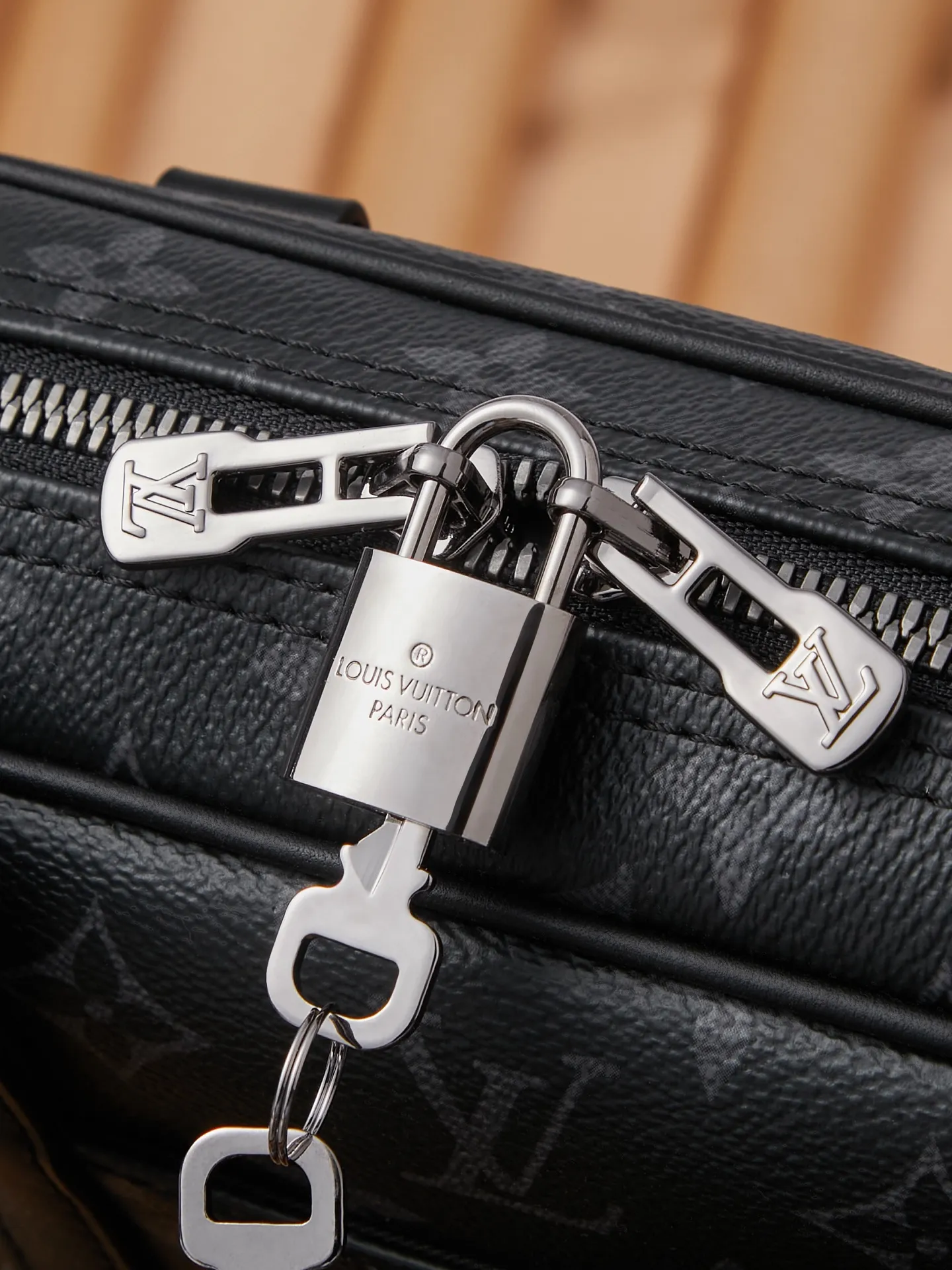 p¥840👉nfc dynamic chip version👈【Top inspection-free all-steel hardware】M46457 Black Flower Men's Bag Briefcase Series This Voyage small briefcase is made of Damier Graphite coated canvas, with leather side straps, reinforced corners, top handles and nameplates. The outer pocket makes it easy to store a smartphone, the padded interior compartment holds a 13-inch laptop, and the removable and adjustable shoulder strap makes it comfortable to carry over the shoulder. Detailed features36.5 x 27.5 x 6 cm