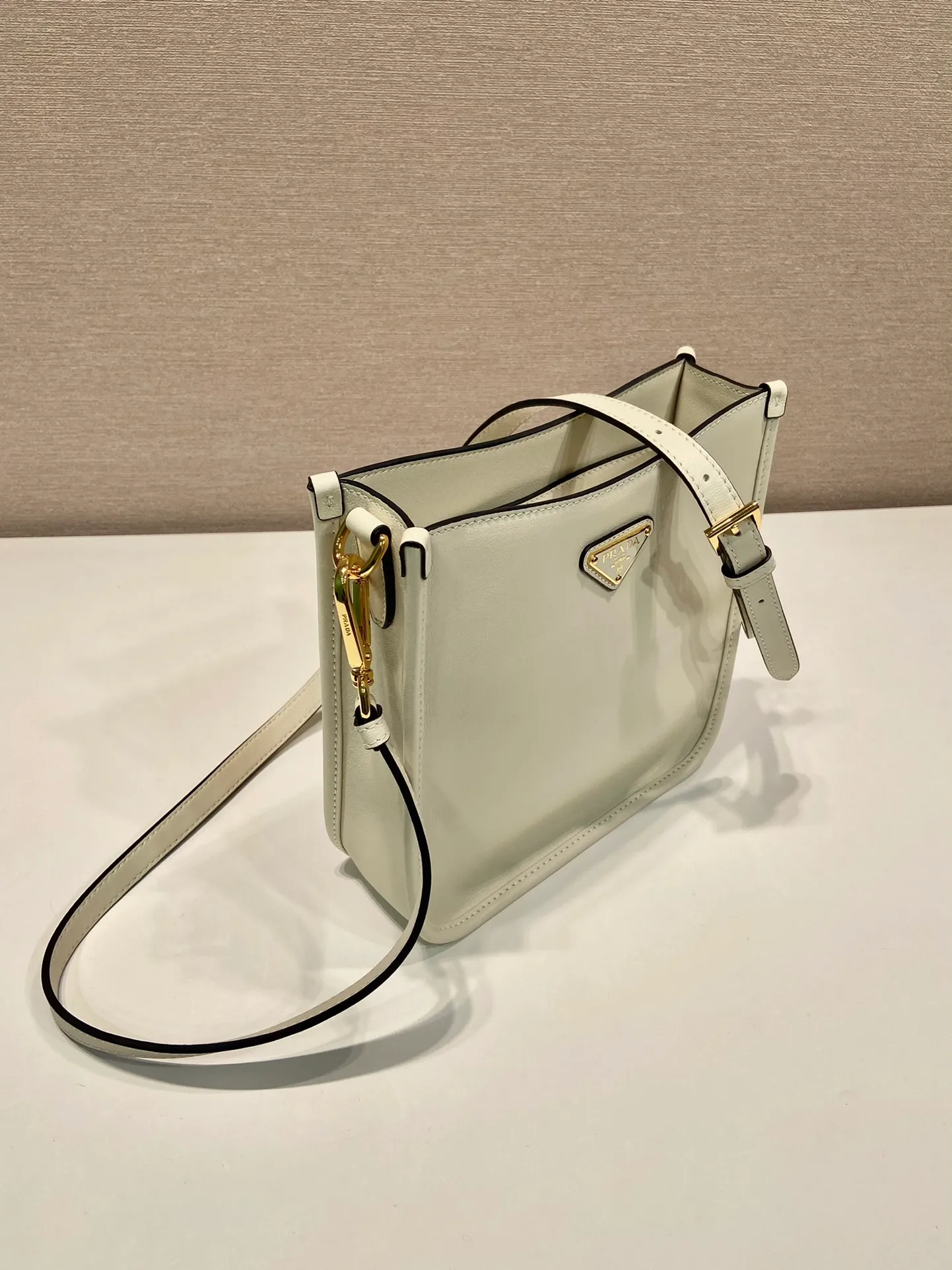 💰1500👏New double shoulder strap bag👏1BH220🎉tote bag This leather shoulder bag has a simple design and is made of imported calfskin. The metal triangle logo on the front adds an iconic tone. Equipped with 2 detachable logo webbing straps and leather shoulder straps, it can be exchanged at any time for different outfits and occasions😘😘to highlight its modern style. High fashion is the main fashion for daily matching. Hurry up and get it, it’s so beautiful👏👏 Length 20x height 21x bottom 7cm👏👏👏😘😘😘