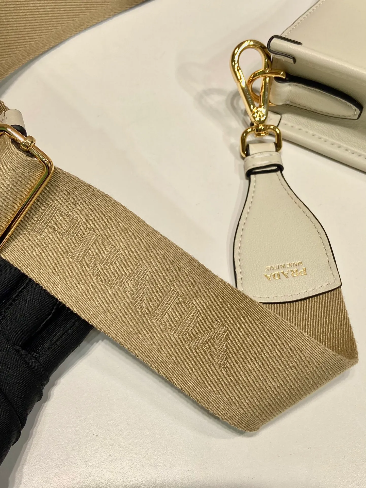 💰1500👏New double shoulder strap bag👏1BH220🎉tote bag This leather shoulder bag has a simple design and is made of imported calfskin. The metal triangle logo on the front adds an iconic tone. Equipped with 2 detachable logo webbing straps and leather shoulder straps, it can be exchanged at any time for different outfits and occasions😘😘to highlight its modern style. High fashion is the main fashion for daily matching. Hurry up and get it, it’s so beautiful👏👏 Length 20x height 21x bottom 7cm👏👏👏😘😘😘