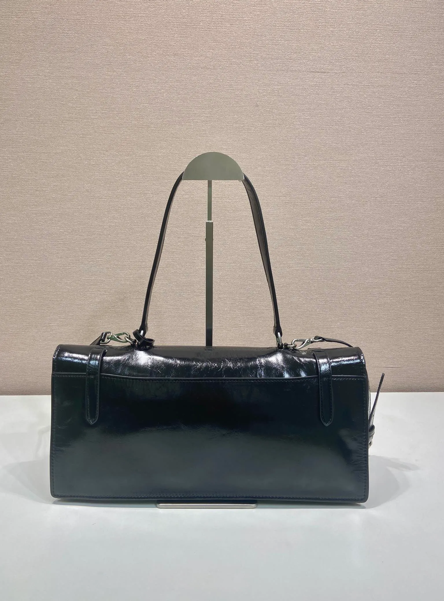 💰1900🎉New Pen Holder Bag🎉1BN024 Large🎉🎉 This leather handbag is inspired by the crisp and formal briefcase. It has a delicate and shiny texture and reinterprets the classic office style silhouette with a new attitude. Designed with exquisite soft details, it adds gentleness and versatile charm to the bag's classic shape. The classic vertical lock buckle embellishes the details, and it is equipped with a long handle, which can be carried over the shoulder, making it more practical. Another popular style that never goes out of style, hurry up and get it🎉🎉 Length 38x Height 18x ​​Bottom 10cm🎉🎉🎉💰💰💰
