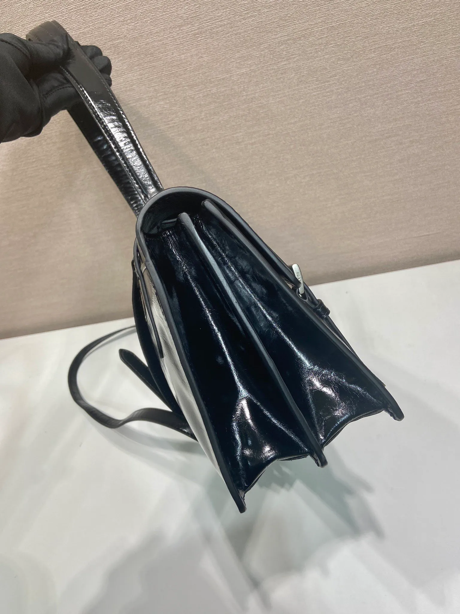💰1900🎉New Pen Holder Bag🎉1BN024 Large🎉🎉 This leather handbag is inspired by the crisp and formal briefcase. It has a delicate and shiny texture and reinterprets the classic office style silhouette with a new attitude. Designed with exquisite soft details, it adds gentleness and versatile charm to the bag's classic shape. The classic vertical lock buckle embellishes the details, and it is equipped with a long handle, which can be carried over the shoulder, making it more practical. Another popular style that never goes out of style, hurry up and get it🎉🎉 Length 38x Height 18x ​​Bottom 10cm🎉🎉🎉💰💰💰