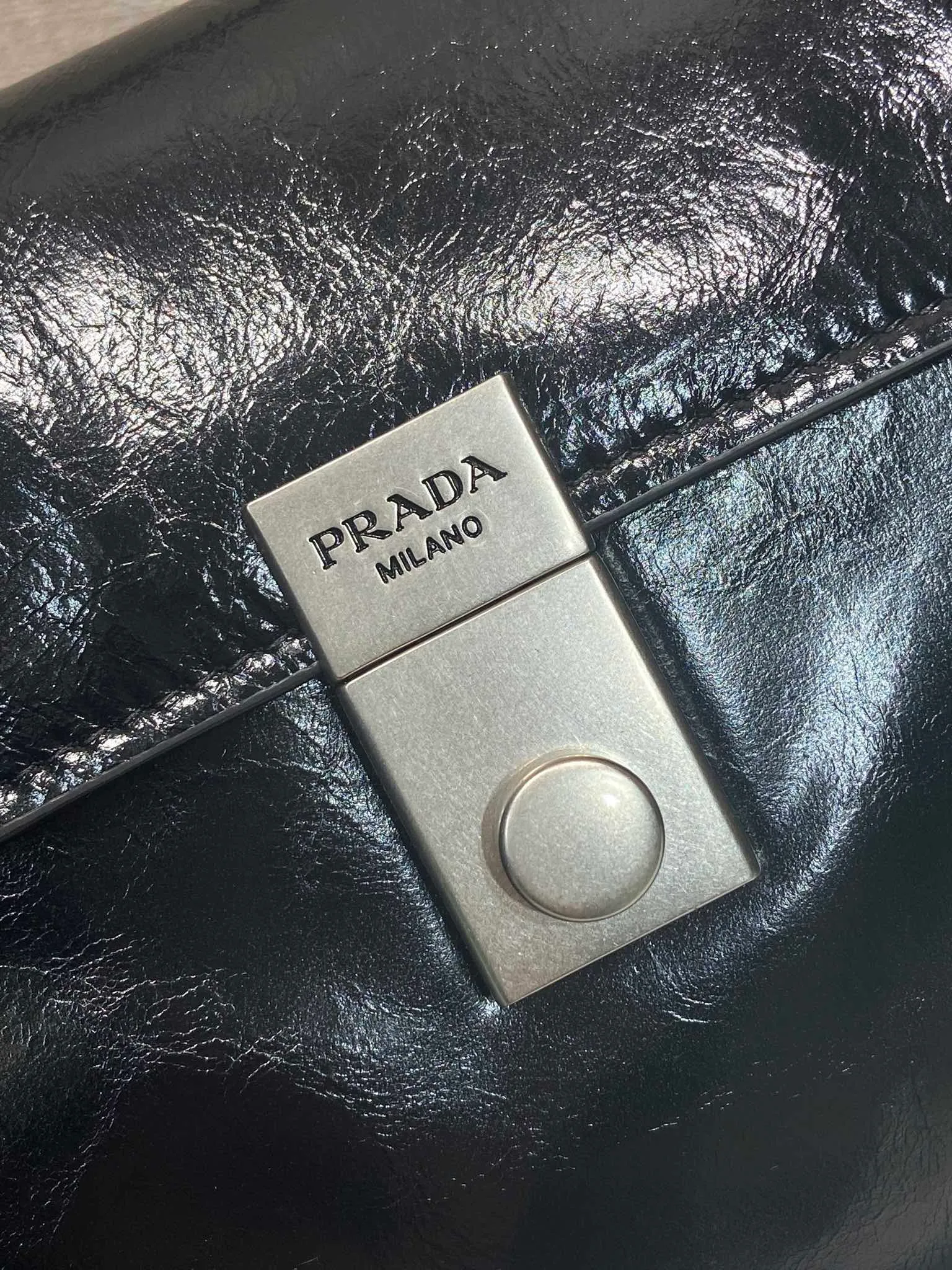 💰1900🎉New Pen Holder Bag🎉1BN024 Large🎉🎉 This leather handbag is inspired by the crisp and formal briefcase. It has a delicate and shiny texture and reinterprets the classic office style silhouette with a new attitude. Designed with exquisite soft details, it adds gentleness and versatile charm to the bag's classic shape. The classic vertical lock buckle embellishes the details, and it is equipped with a long handle, which can be carried over the shoulder, making it more practical. Another popular style that never goes out of style, hurry up and get it🎉🎉 Length 38x Height 18x ​​Bottom 10cm🎉🎉🎉💰💰💰