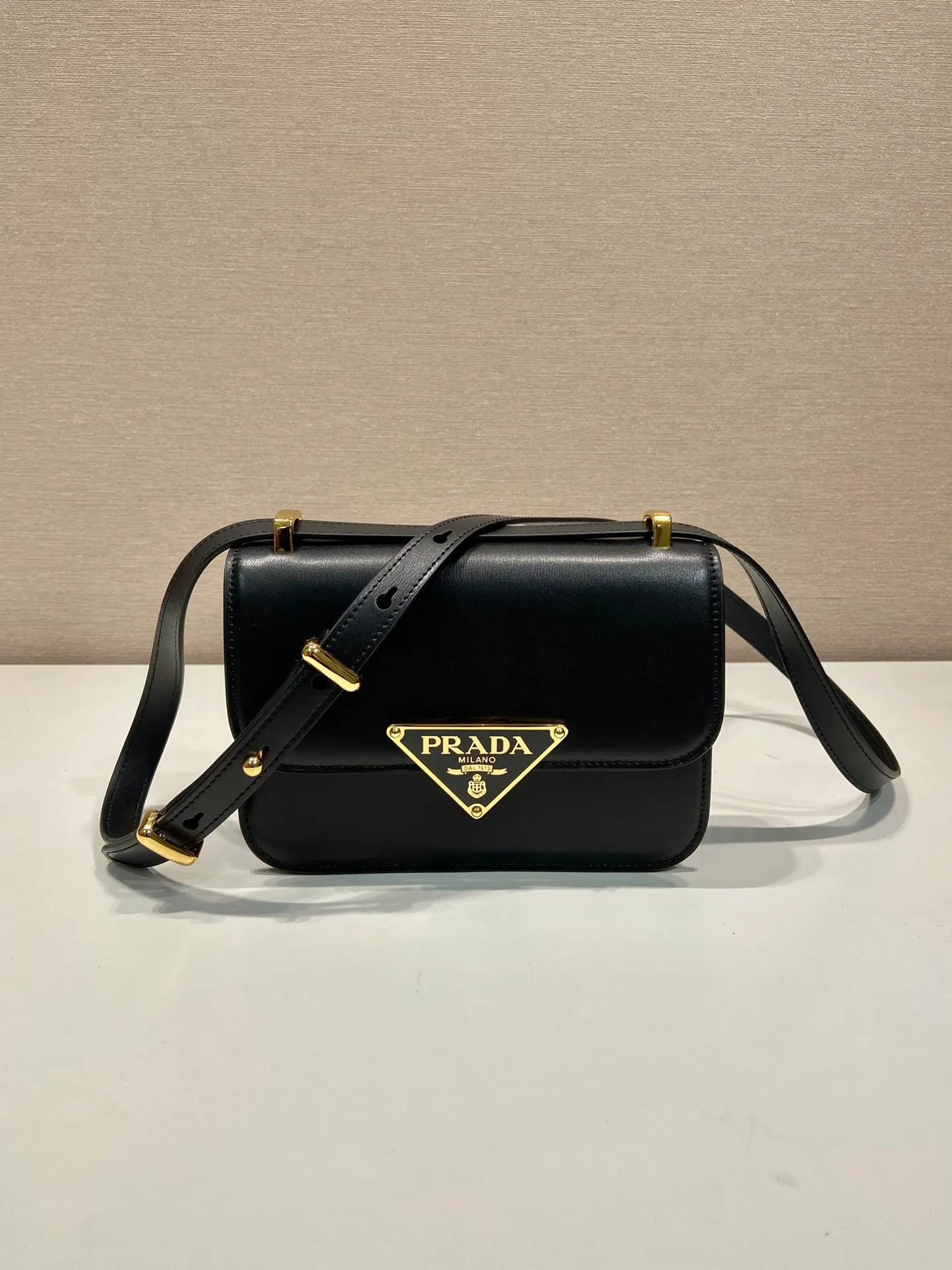 💰1520🎉New messenger bag🎉1BD340🎉🎉 This shoulder bag is made of oiled cowhide. The corner design gives the bag a modern style, the adjustable leather handle can be worn on the shoulder or cross-body, and the enameled metal triangular logo flap is decorated with a snap lock. Full of high-end feel, the top of your back instantly transforms into a girly girl, with large capacity and space. Fashionable and practical, get it now🎉👏 Length 20x Height 13.5x Bottom 5.5cm👏👏👏🎉🎉🎉
