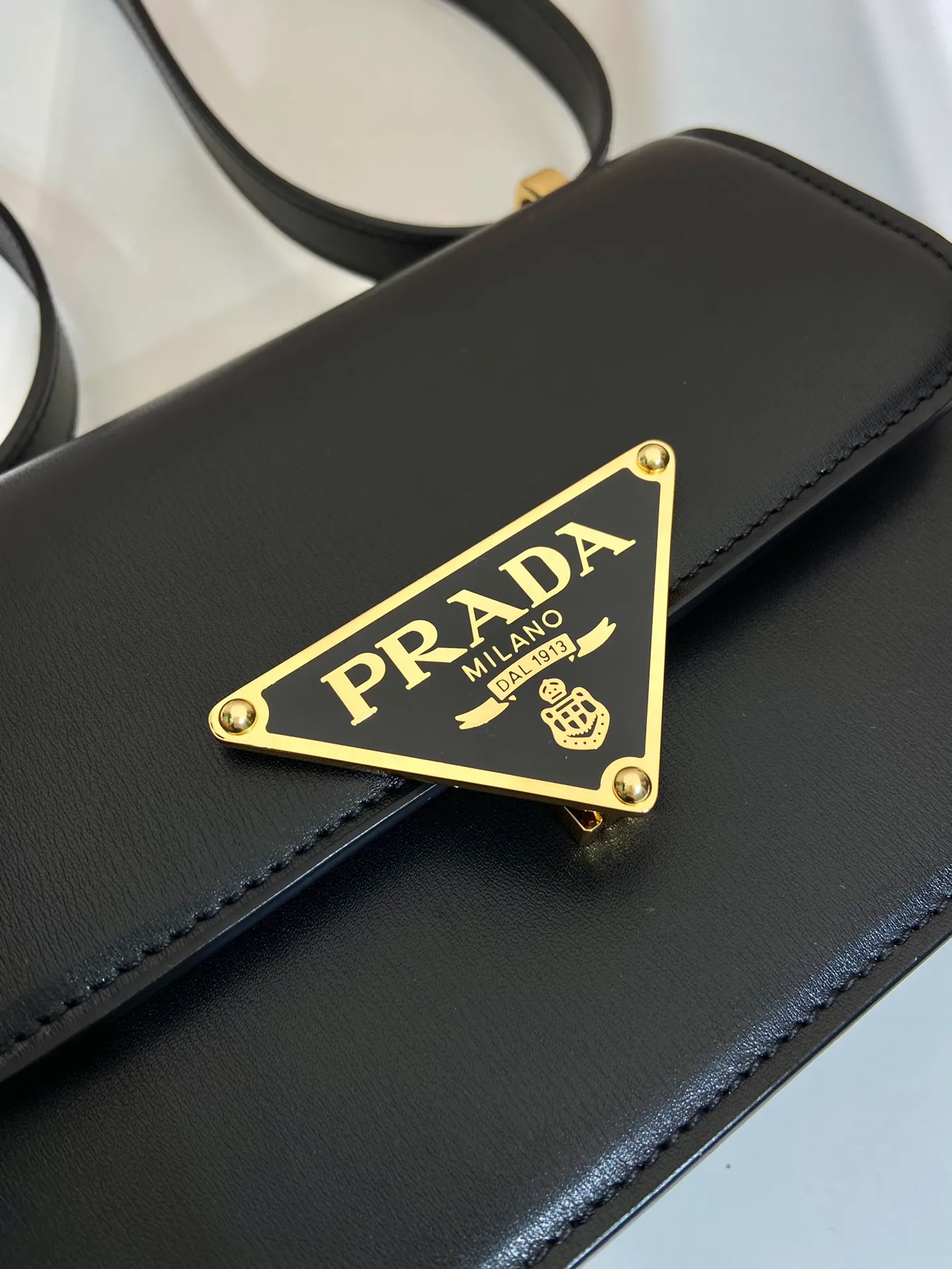 💰1520🎉New messenger bag🎉1BD340🎉🎉 This shoulder bag is made of oiled cowhide. The corner design gives the bag a modern style, the adjustable leather handle can be worn on the shoulder or cross-body, and the enameled metal triangular logo flap is decorated with a snap lock. Full of high-end feel, the top of your back instantly transforms into a girly girl, with large capacity and space. Fashionable and practical, get it now🎉👏 Length 20x Height 13.5x Bottom 5.5cm👏👏👏🎉🎉🎉