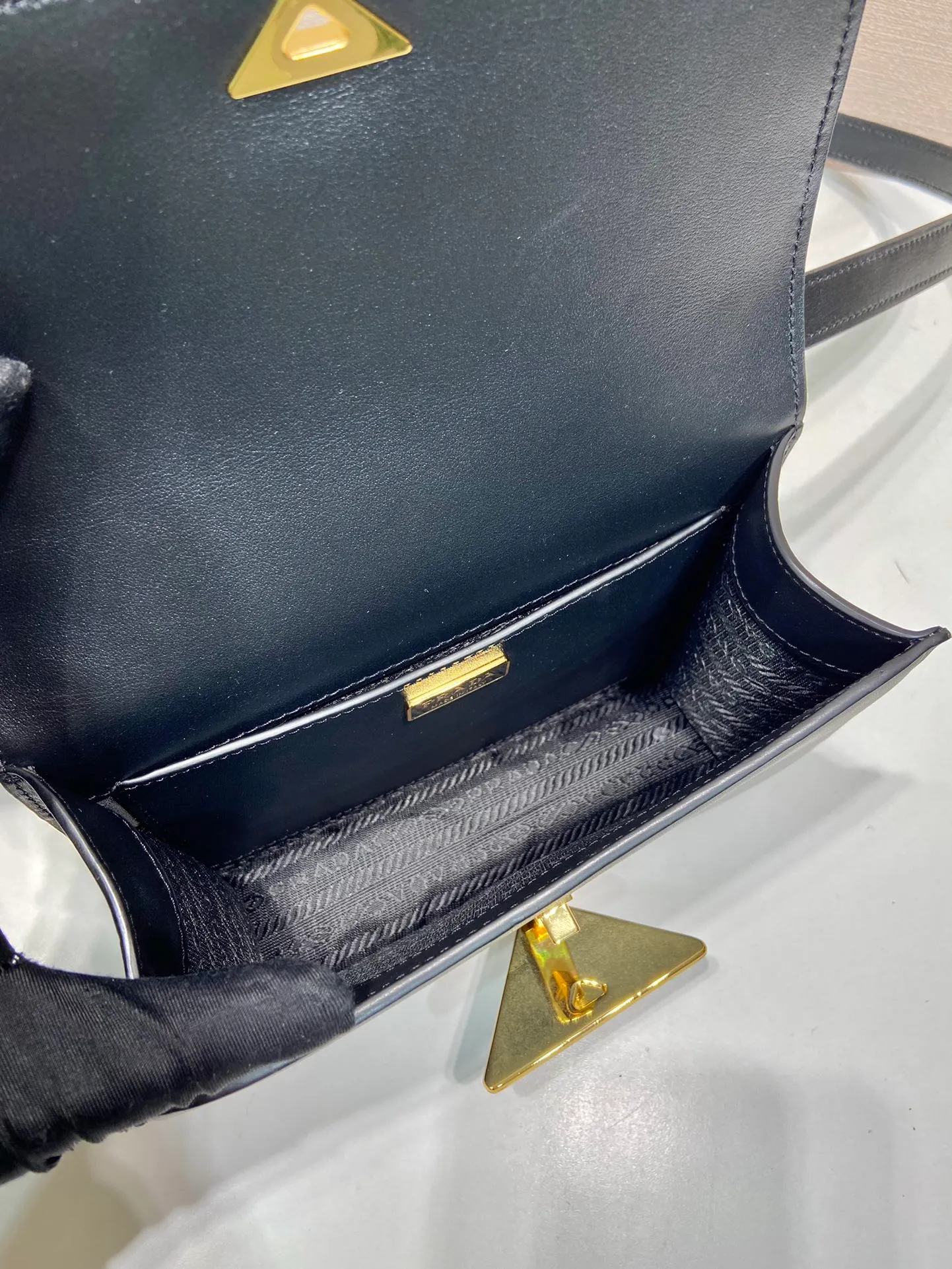 💰1520🎉New messenger bag🎉1BD340🎉🎉 This shoulder bag is made of oiled cowhide. The corner design gives the bag a modern style, the adjustable leather handle can be worn on the shoulder or cross-body, and the enameled metal triangular logo flap is decorated with a snap lock. Full of high-end feel, the top of your back instantly transforms into a girly girl, with large capacity and space. Fashionable and practical, get it now🎉👏 Length 20x Height 13.5x Bottom 5.5cm👏👏👏🎉🎉🎉