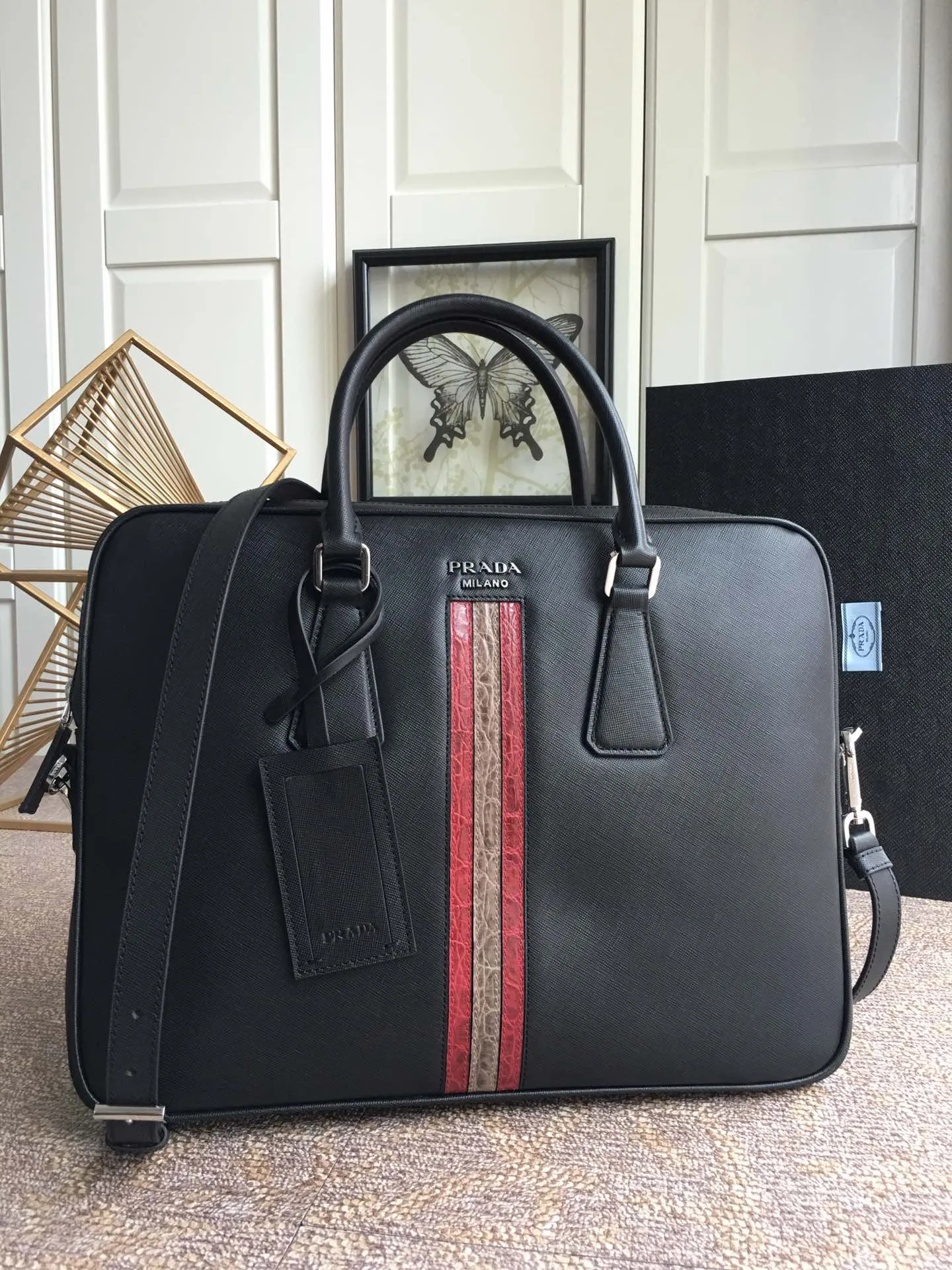 Exclusive debut 🎉🎉🎉, 2VE368G, made of original cross-grain cowhide with crocodile leather inlay in the middle, looking extra classy [strong][strong][strong], polished steel logo metal, single clip Layer design, one side bag/one zipper bag/two mobile phone pockets, lightweight and practical, the best for men😘, 175 OEM code, length 36x height 28x bottom 4cm, 💰2100