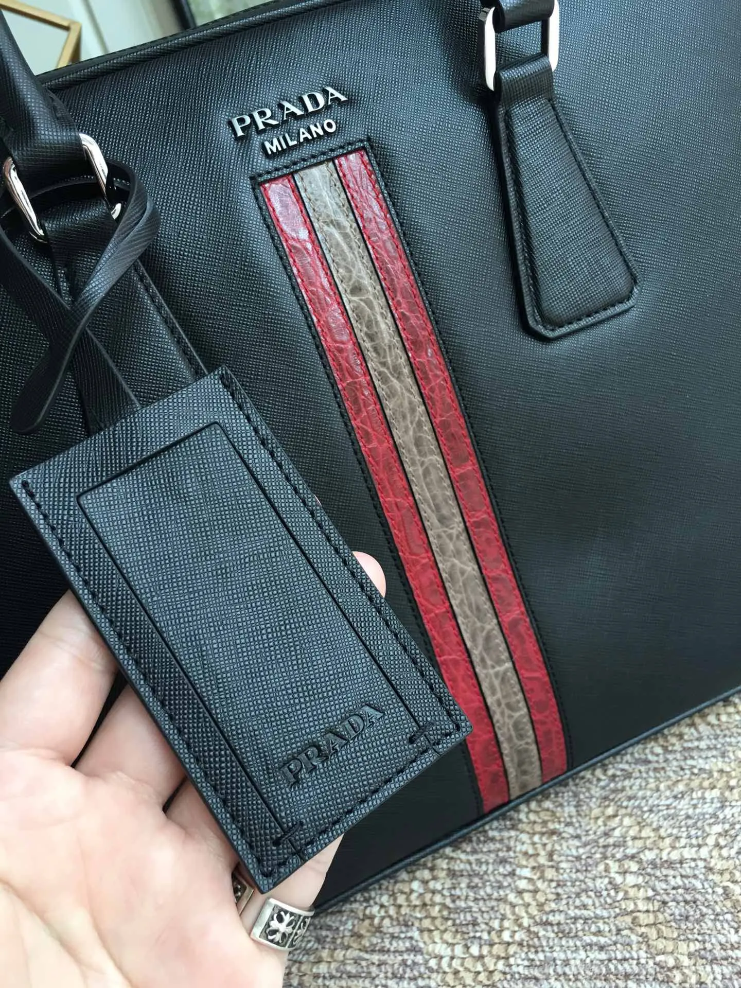 Exclusive debut 🎉🎉🎉, 2VE368G, made of original cross-grain cowhide with crocodile leather inlay in the middle, looking extra classy [strong][strong][strong], polished steel logo metal, single clip Layer design, one side bag/one zipper bag/two mobile phone pockets, lightweight and practical, the best for men😘, 175 OEM code, length 36x height 28x bottom 4cm, 💰2100