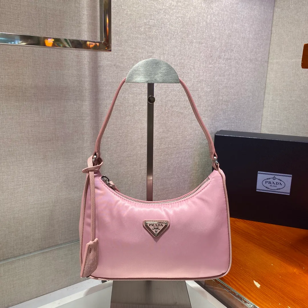 🔥New color Barbie pink🔥Original quality👍New 1NE204 moon-shaped second-hand bag, made of imported original parachute fabric, hand-operated cross-grain cowhide, lightweight and practical Hobo armpit bag, super simple and eye-catching👍👍, small/light/packable/easy to match/fashionable armpit bag, and can be carried by hand, super easy to use😍😍. It is currently the most popular bag among celebrities, aren’t you excited😜😜, ladies, hurry up, length 22X height 12 people x base 6cm👏👏👏💰💰💰P700