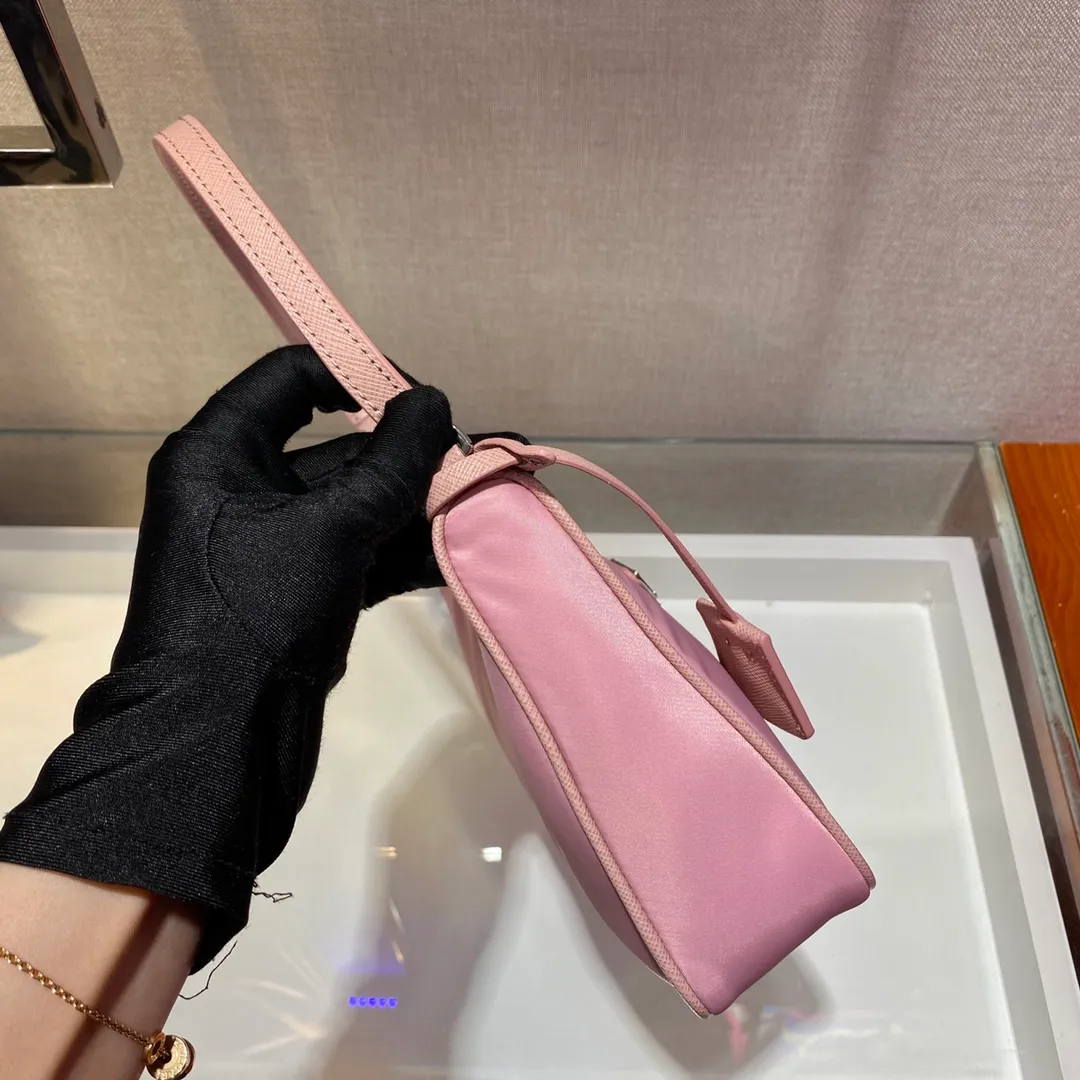 🔥New color Barbie pink🔥Original quality👍New 1NE204 moon-shaped second-hand bag, made of imported original parachute fabric, hand-operated cross-grain cowhide, lightweight and practical Hobo armpit bag, super simple and eye-catching👍👍, small/light/packable/easy to match/fashionable armpit bag, and can be carried by hand, super easy to use😍😍. It is currently the most popular bag among celebrities, aren’t you excited😜😜, ladies, hurry up, length 22X height 12 people x base 6cm👏👏👏💰💰💰P700