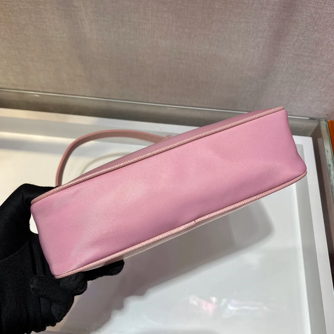 🔥New color Barbie pink🔥Original quality👍New 1NE204 moon-shaped second-hand bag, made of imported original parachute fabric, hand-operated cross-grain cowhide, lightweight and practical Hobo armpit bag, super simple and eye-catching👍👍, small/light/packable/easy to match/fashionable armpit bag, and can be carried by hand, super easy to use😍😍. It is currently the most popular bag among celebrities, aren’t you excited😜😜, ladies, hurry up, length 22X height 12 people x base 6cm👏👏👏💰💰💰P700