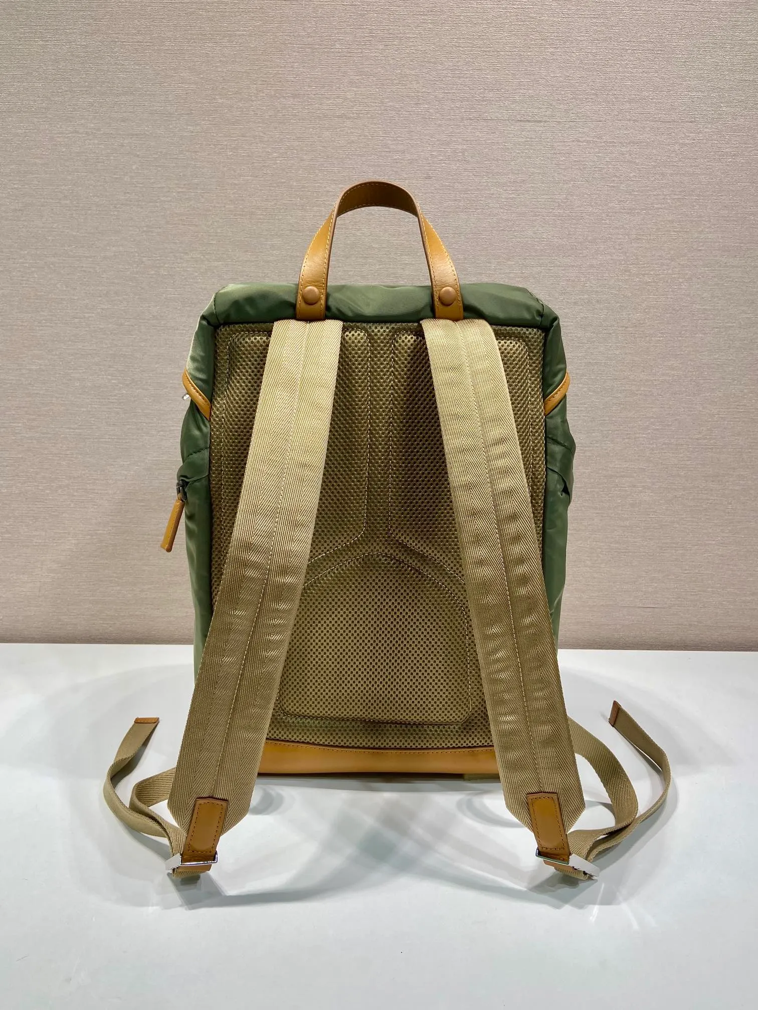 💰1460🎉New double shoulder straps🎉2VZ135 new color🎉🎉 This nylon backpack is decorated with contrasting calfskin trim, using creativity and technology to create a unique style. Multiple pockets and a technical padded back are design features. A new style among classics, fashionable and elegant👍👍Another classic that will never go out of style👏👏Length 27x Height 45x Bottom 17cm👏👏👏💰💰💰