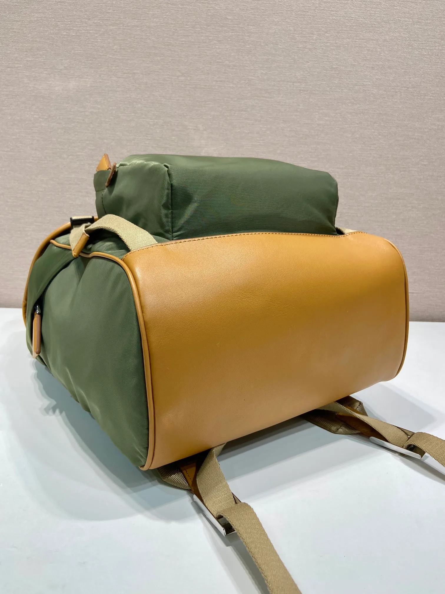 💰1460🎉New double shoulder straps🎉2VZ135 new color🎉🎉 This nylon backpack is decorated with contrasting calfskin trim, using creativity and technology to create a unique style. Multiple pockets and a technical padded back are design features. A new style among classics, fashionable and elegant👍👍Another classic that will never go out of style👏👏Length 27x Height 45x Bottom 17cm👏👏👏💰💰💰