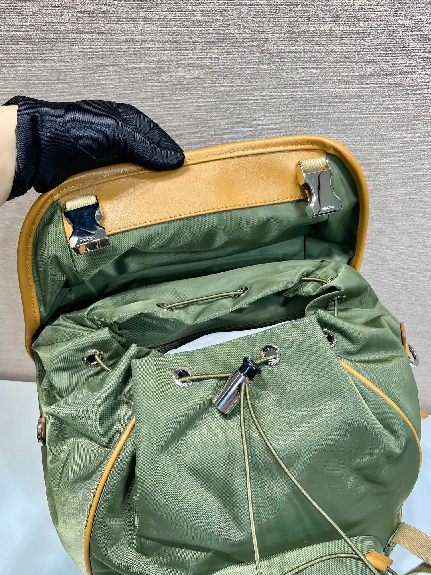 💰1460🎉New double shoulder straps🎉2VZ135 new color🎉🎉 This nylon backpack is decorated with contrasting calfskin trim, using creativity and technology to create a unique style. Multiple pockets and a technical padded back are design features. A new style among classics, fashionable and elegant👍👍Another classic that will never go out of style👏👏Length 27x Height 45x Bottom 17cm👏👏👏💰💰💰