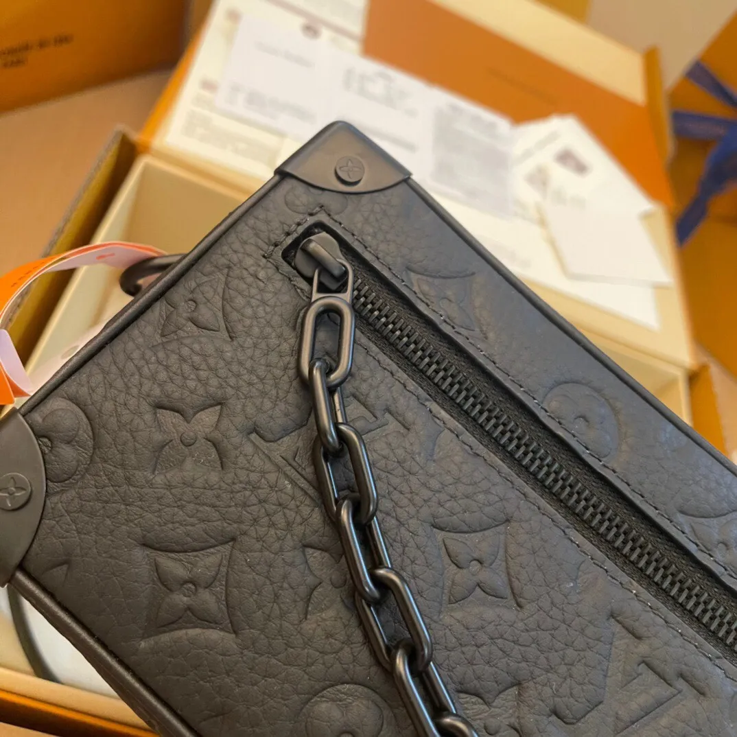 P¥840👉nfc dynamic chip version👈【Top inspection-free all-steel hardware】Soft Trunk mini handbag is made of Taurillon leather with embossed Monogram pattern, with riveted corners and square shape, inheriting the charm of Louis Vuitton's traditional hard box design. One matte chain connects to the zipper, while the other is cleverly integrated into the shoulder strap, adding modern charm to the sophisticated design. Taurillon cow leather - Textile lining - Cow leather trim - Matt metal hardware - Zip outer pocket - Inner patch pocket - Shoulder strap, non-detachable and adjustable! ! Model: M55702; Size: 18.5x13x8CM.
