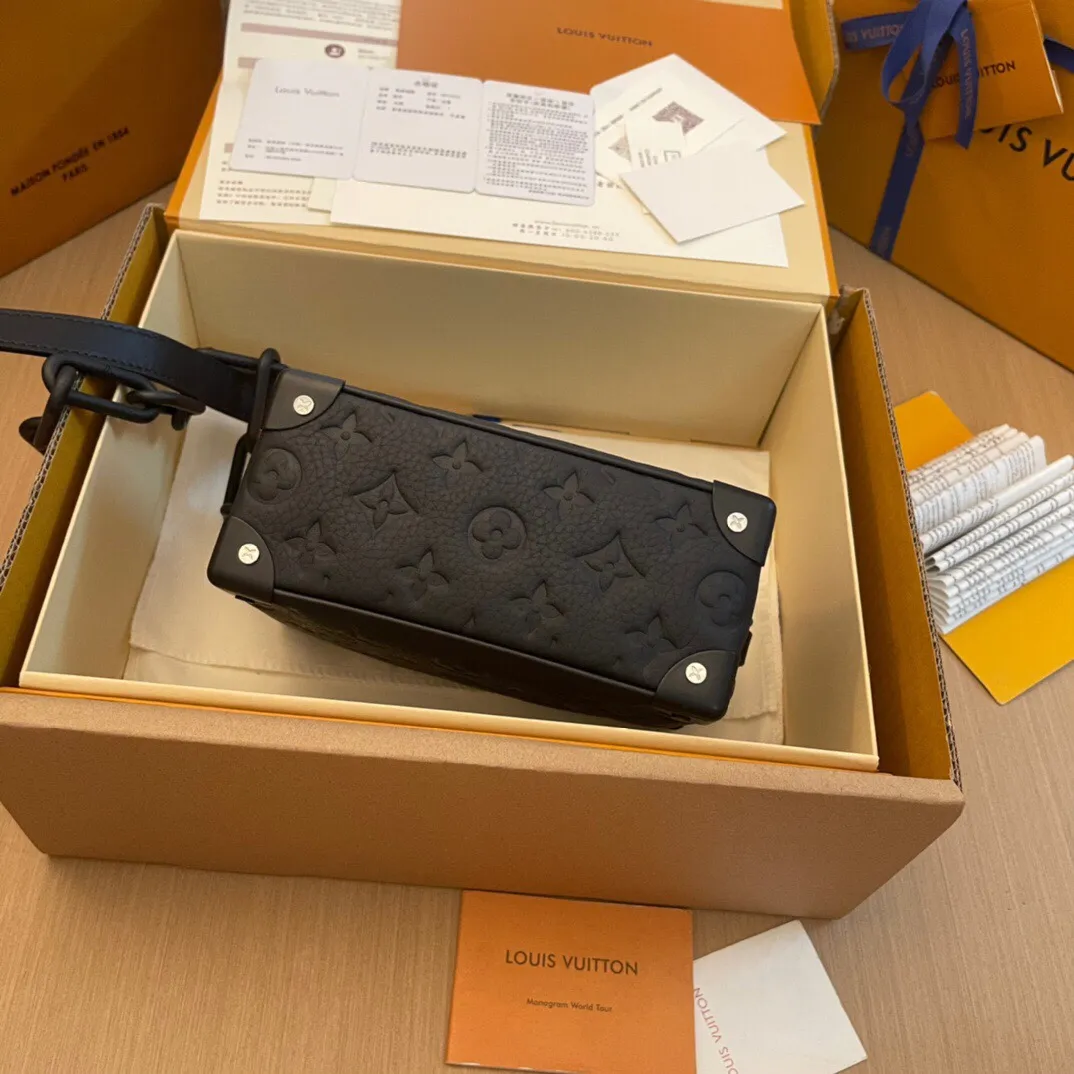 P¥840👉nfc dynamic chip version👈【Top inspection-free all-steel hardware】Soft Trunk mini handbag is made of Taurillon leather with embossed Monogram pattern, with riveted corners and square shape, inheriting the charm of Louis Vuitton's traditional hard box design. One matte chain connects to the zipper, while the other is cleverly integrated into the shoulder strap, adding modern charm to the sophisticated design. Taurillon cow leather - Textile lining - Cow leather trim - Matt metal hardware - Zip outer pocket - Inner patch pocket - Shoulder strap, non-detachable and adjustable! ! Model: M55702; Size: 18.5x13x8CM.