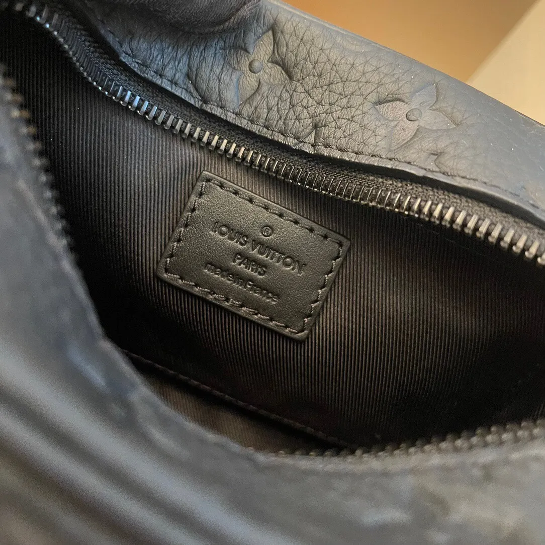 P¥840👉nfc dynamic chip version👈【Top inspection-free all-steel hardware】Soft Trunk mini handbag is made of Taurillon leather with embossed Monogram pattern, with riveted corners and square shape, inheriting the charm of Louis Vuitton's traditional hard box design. One matte chain connects to the zipper, while the other is cleverly integrated into the shoulder strap, adding modern charm to the sophisticated design. Taurillon cow leather - Textile lining - Cow leather trim - Matt metal hardware - Zip outer pocket - Inner patch pocket - Shoulder strap, non-detachable and adjustable! ! Model: M55702; Size: 18.5x13x8CM.