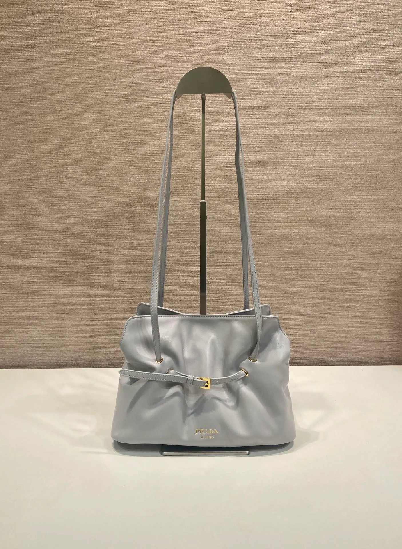 💰1500🎉New cloud bag🎉1BG586 new color🎉🎉 This one-shoulder cloud bag is made of imported sheepskin, and the interior is made of imported sheepskin. It feels very soft and comfortable👍👍The middle compartment pocket is designed with a suction buckle, top-grade hardware, and the upper body effect is very nice and fashionable😘😘. It has large capacity and is a timeless hot item🎉worth owning🎉🎉 Length 25x Height 17.5x Bottom 11.5cm🎉🎉🎉💰💰💰