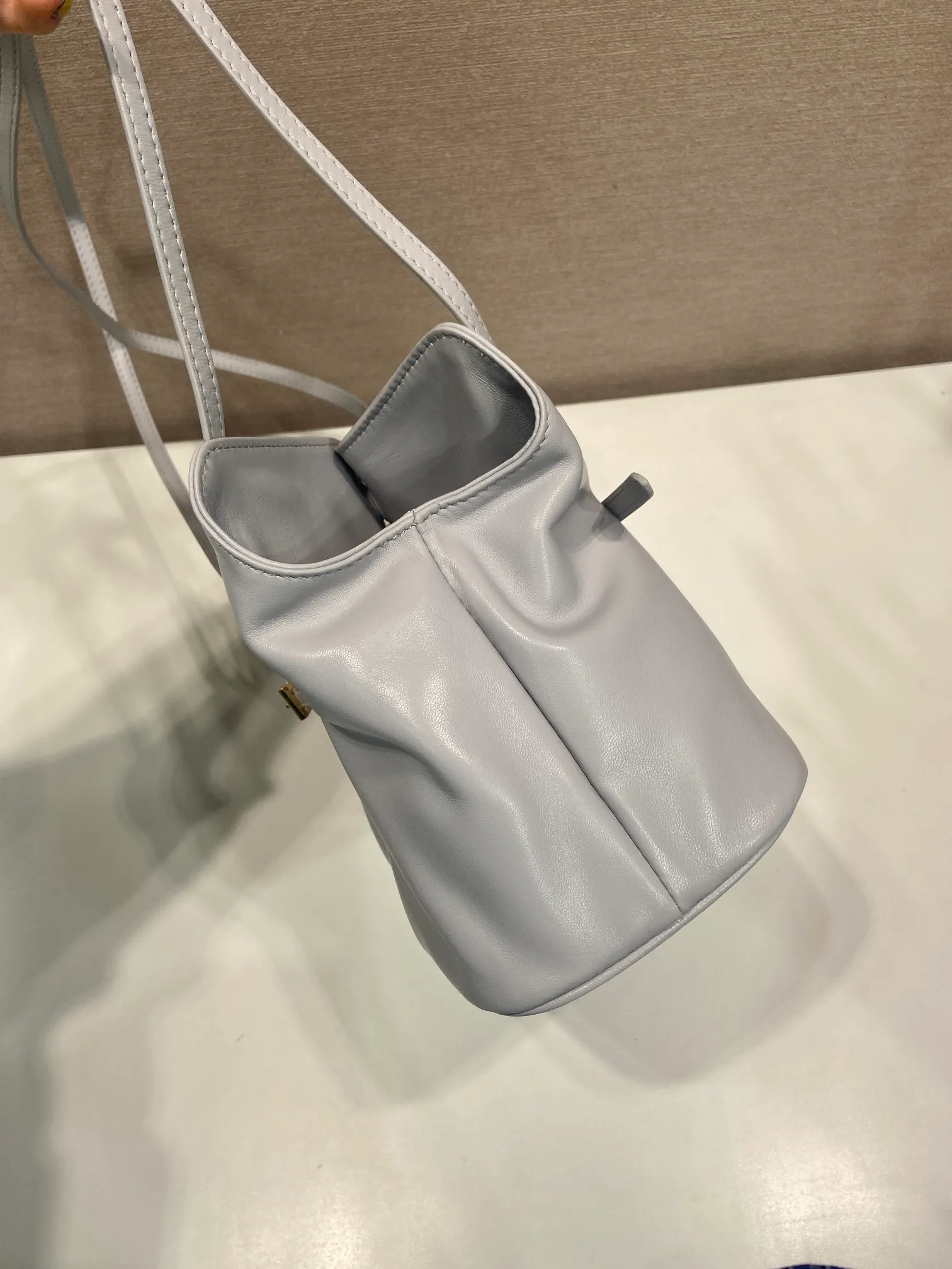 💰1500🎉New cloud bag🎉1BG586 new color🎉🎉 This one-shoulder cloud bag is made of imported sheepskin, and the interior is made of imported sheepskin. It feels very soft and comfortable👍👍The middle compartment pocket is designed with a suction buckle, top-grade hardware, and the upper body effect is very nice and fashionable😘😘. It has large capacity and is a timeless hot item🎉worth owning🎉🎉 Length 25x Height 17.5x Bottom 11.5cm🎉🎉🎉💰💰💰