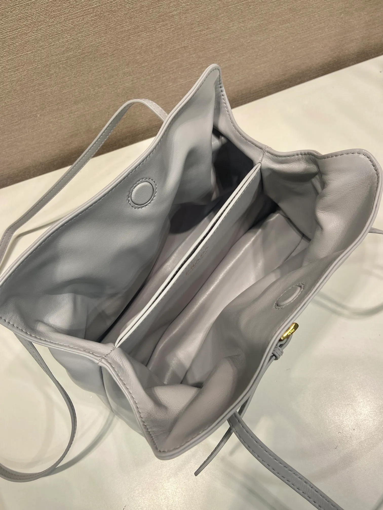 💰1500🎉New cloud bag🎉1BG586 new color🎉🎉 This one-shoulder cloud bag is made of imported sheepskin, and the interior is made of imported sheepskin. It feels very soft and comfortable👍👍The middle compartment pocket is designed with a suction buckle, top-grade hardware, and the upper body effect is very nice and fashionable😘😘. It has large capacity and is a timeless hot item🎉worth owning🎉🎉 Length 25x Height 17.5x Bottom 11.5cm🎉🎉🎉💰💰💰