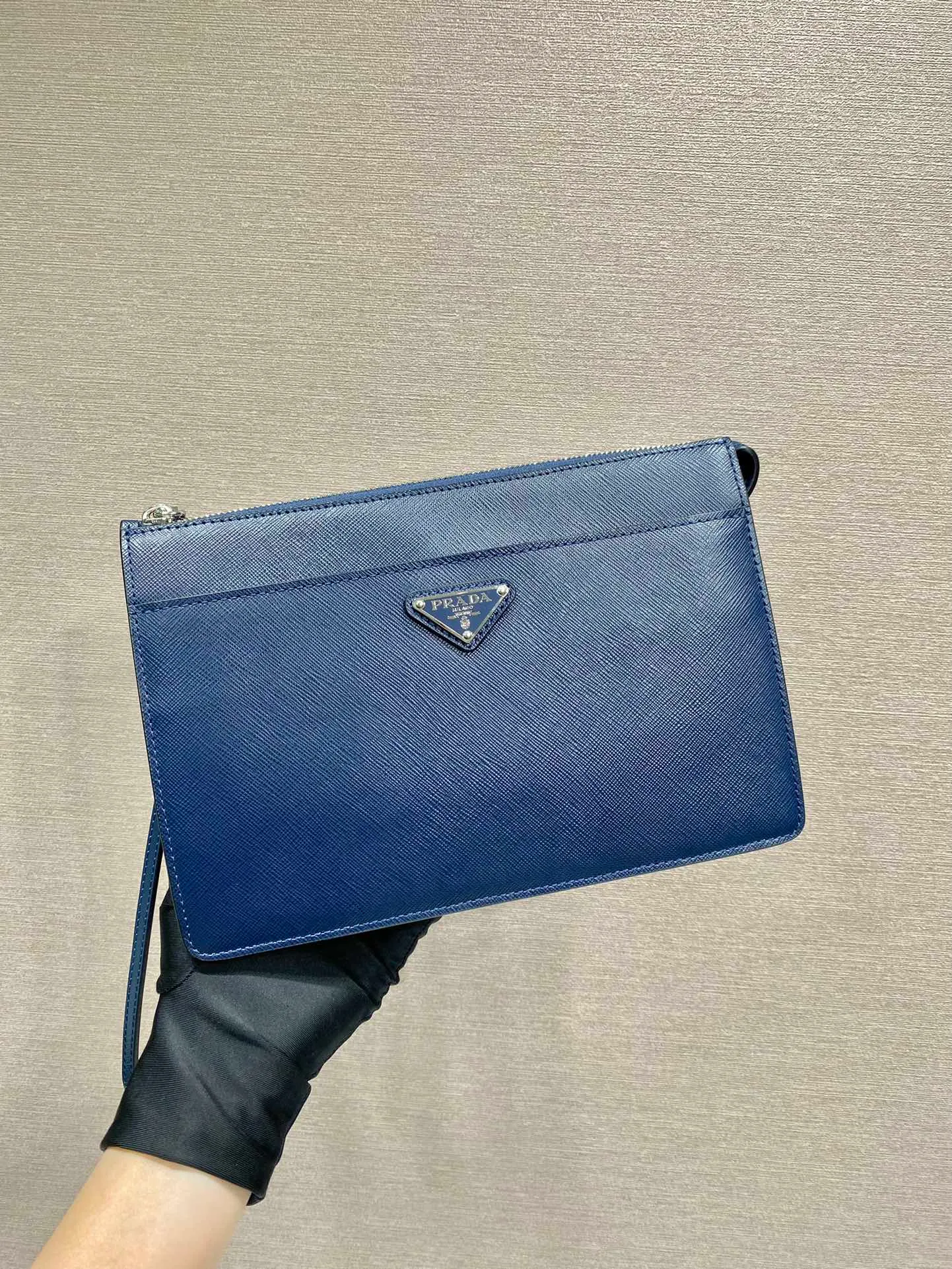 💰1120🎉New handbag🎉2VF032👏👏New color🎉👏 This stylish men's handbag comes with a removable leather wrist strap. The triangular metal logo is embellished on it, releasing a unique brand atmosphere. It is made of imported Saffiano leather material, with metal accessories on the top, a zipper compartment, an internal pocket, six card slots, and two magnetic buckle external pockets. It is simple and elegant, and it is worth having for men. Hurry up and get it🙊🙊Length 25X height 17x bottom 4cm